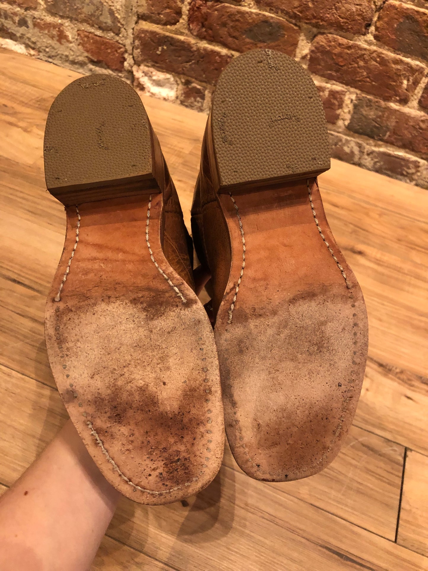 Kingspier Vintage - Vintage Frye Campus 14L boots with square toe and chunky heel, leather upper and leather soles.
Made in USA.
Size 8 Men US/ 41 EUR
Shaft height - 14”
Outer sole width - 4”
Outer sole length - 11”
Boots are in excellent condition.