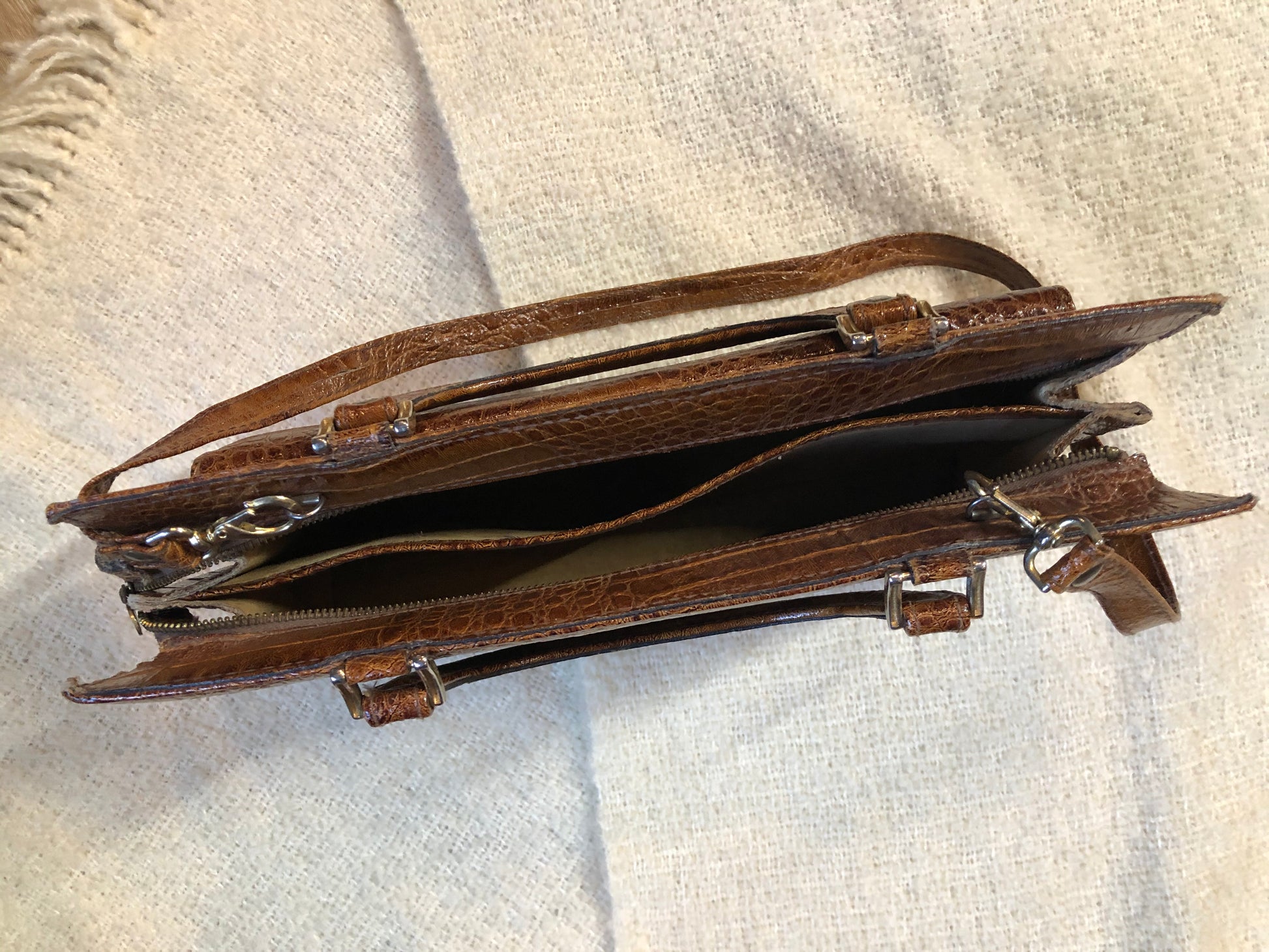 Kingspier Vintage - Vintage Veneto reptile skin satchel with front pocket, removable shoulder strap and two large inside compartments. Made in Italy.
Length - 14”
Width - 3.5”
Height - 9”
Strap - 33”
This purse is in excellent condition.