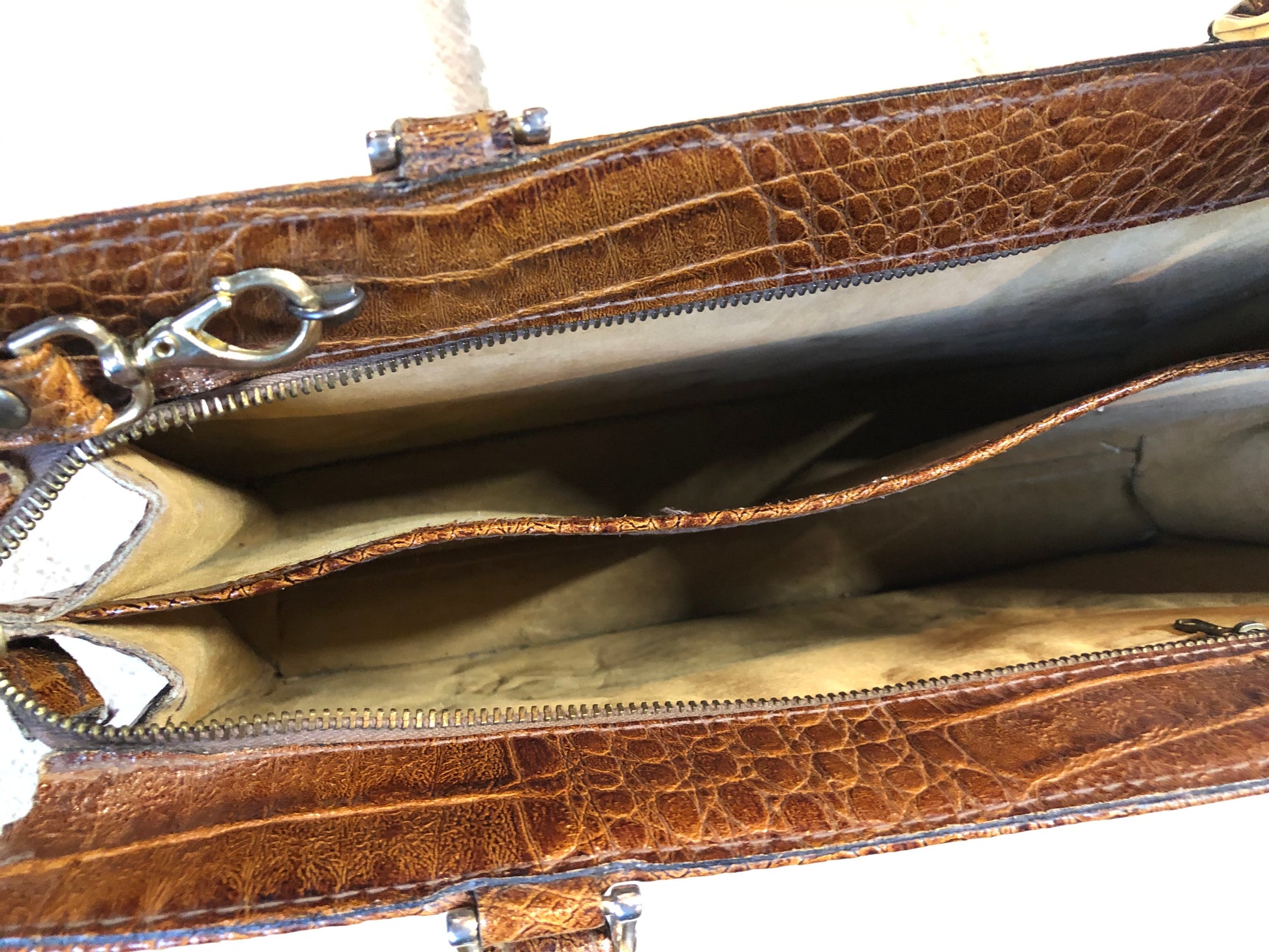 Kingspier Vintage - Vintage Veneto reptile skin satchel with front pocket, removable shoulder strap and two large inside compartments. Made in Italy.
Length - 14”
Width - 3.5”
Height - 9”
Strap - 33”
This purse is in excellent condition.