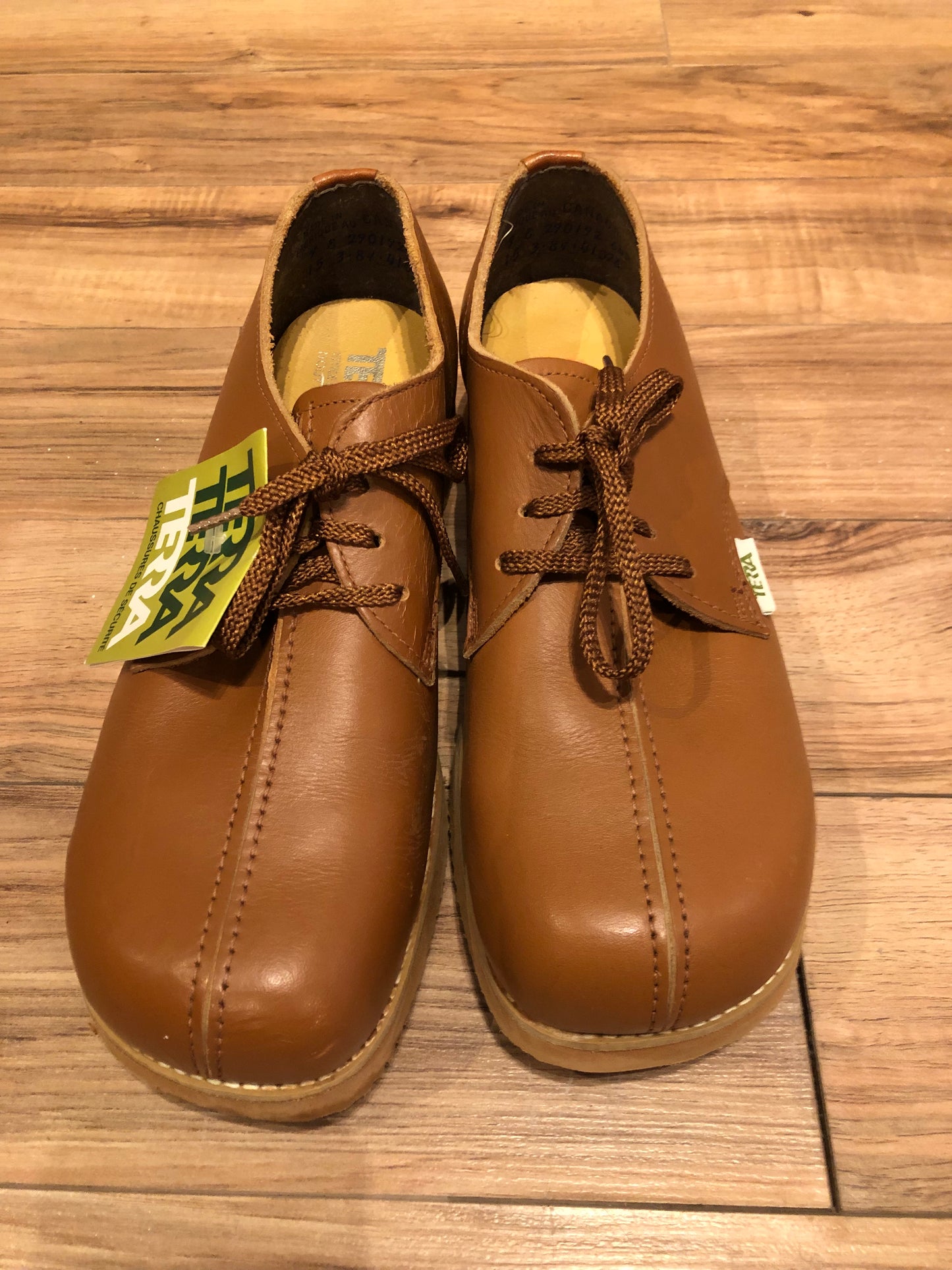 Kingspier vintage - Vintage deadstock Terra safety footwear with leather upper, steel tie, and cushioned sole.
Made in Canada.
Size US Mens 9E, EUR 42