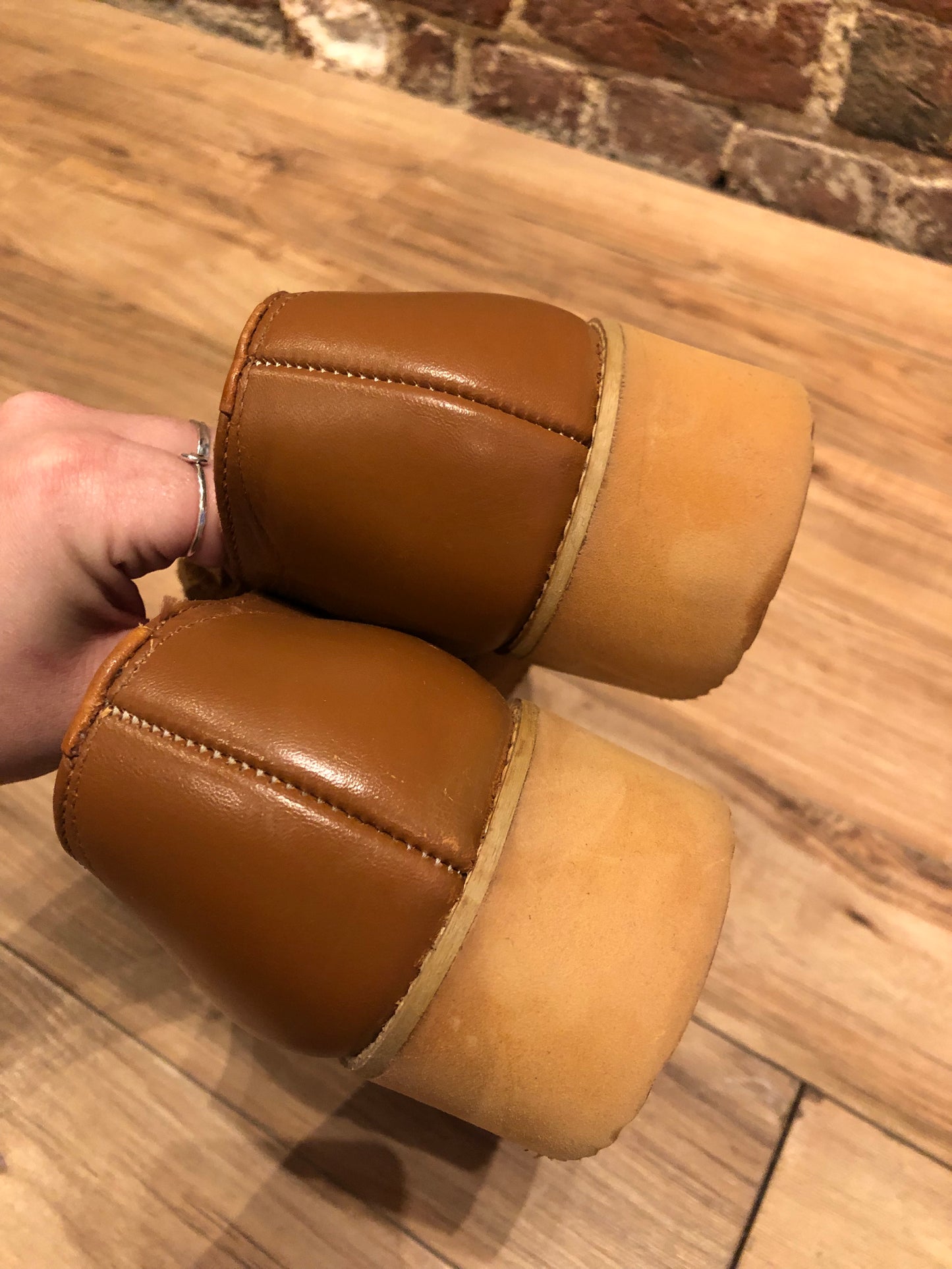 Kingspier vintage - Vintage deadstock Terra safety footwear with leather upper, steel tie, and cushioned sole.
Made in Canada.
Size US Mens 9E, EUR 42