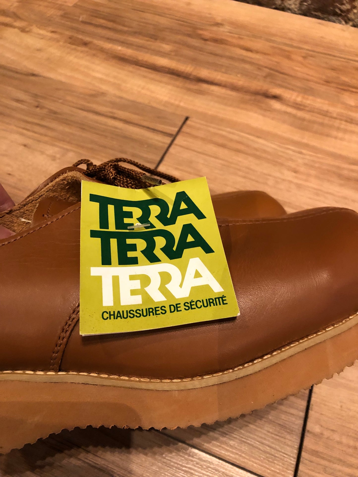 Kingspier vintage - Vintage deadstock Terra safety footwear with leather upper, steel tie, and cushioned sole.
Made in Canada.
Size US Mens 9E, EUR 42