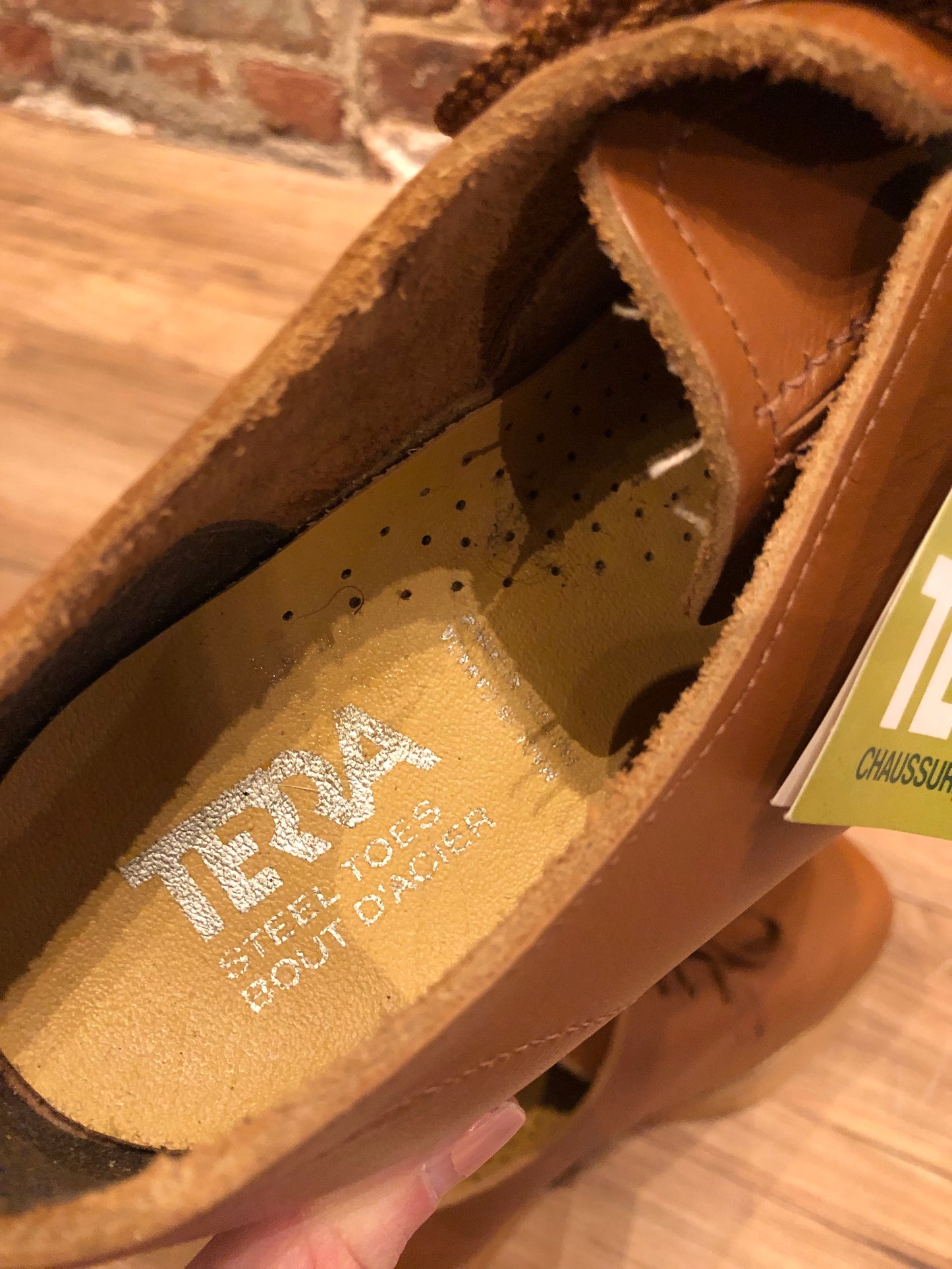 Kingspier vintage - Vintage deadstock Terra safety footwear with leather upper, steel tie, and cushioned sole.
Made in Canada.
Size US Mens 9E, EUR 42
