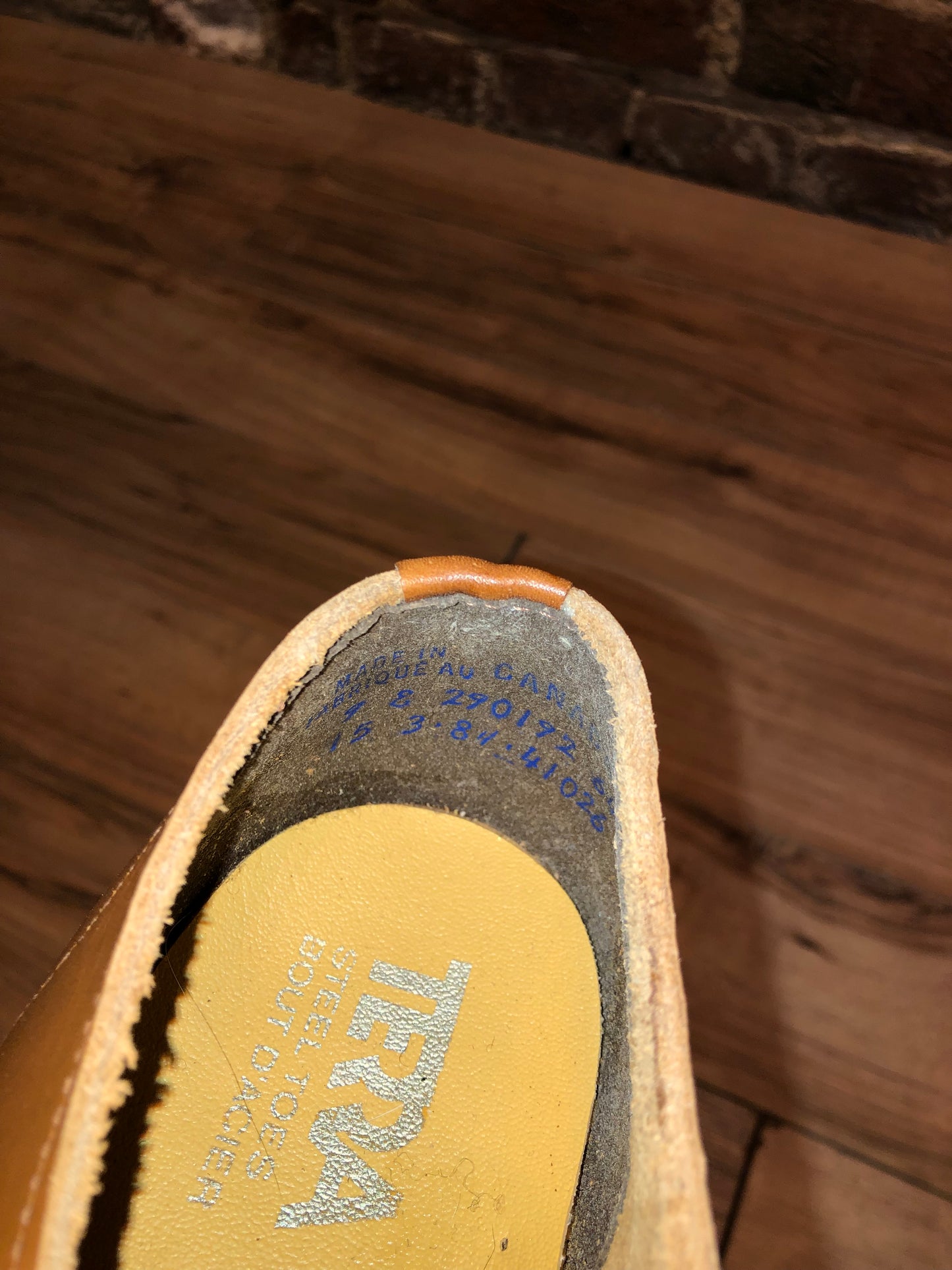 Kingspier vintage - Vintage deadstock Terra safety footwear with leather upper, steel tie, and cushioned sole.
Made in Canada.
Size US Mens 9E, EUR 42