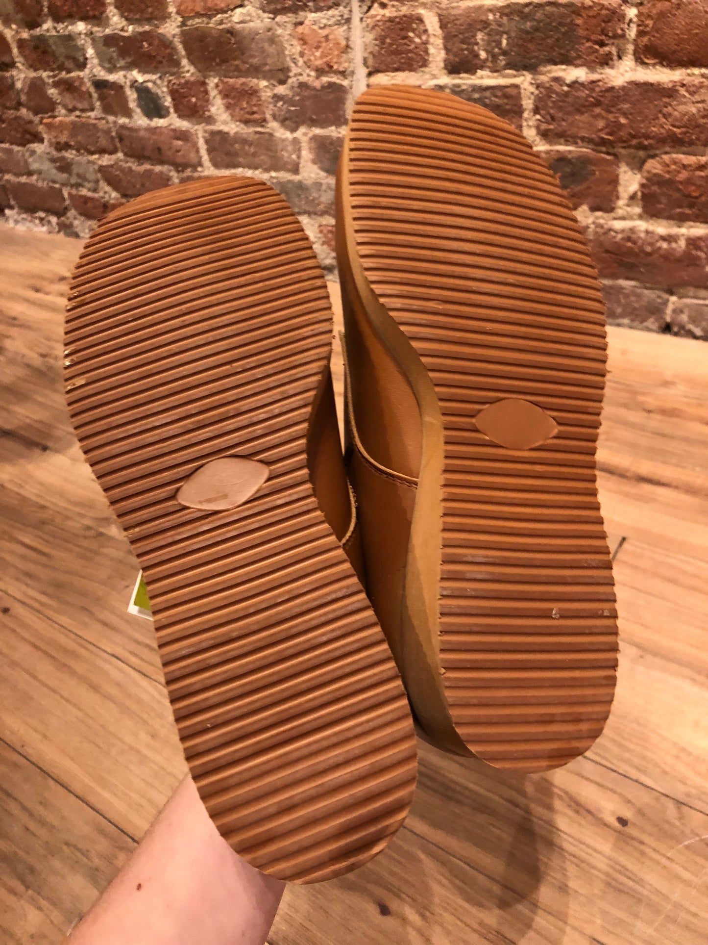 Kingspier vintage - Vintage deadstock Terra safety footwear with leather upper, steel tie, and cushioned sole.
Made in Canada.
Size US Mens 9E, EUR 42