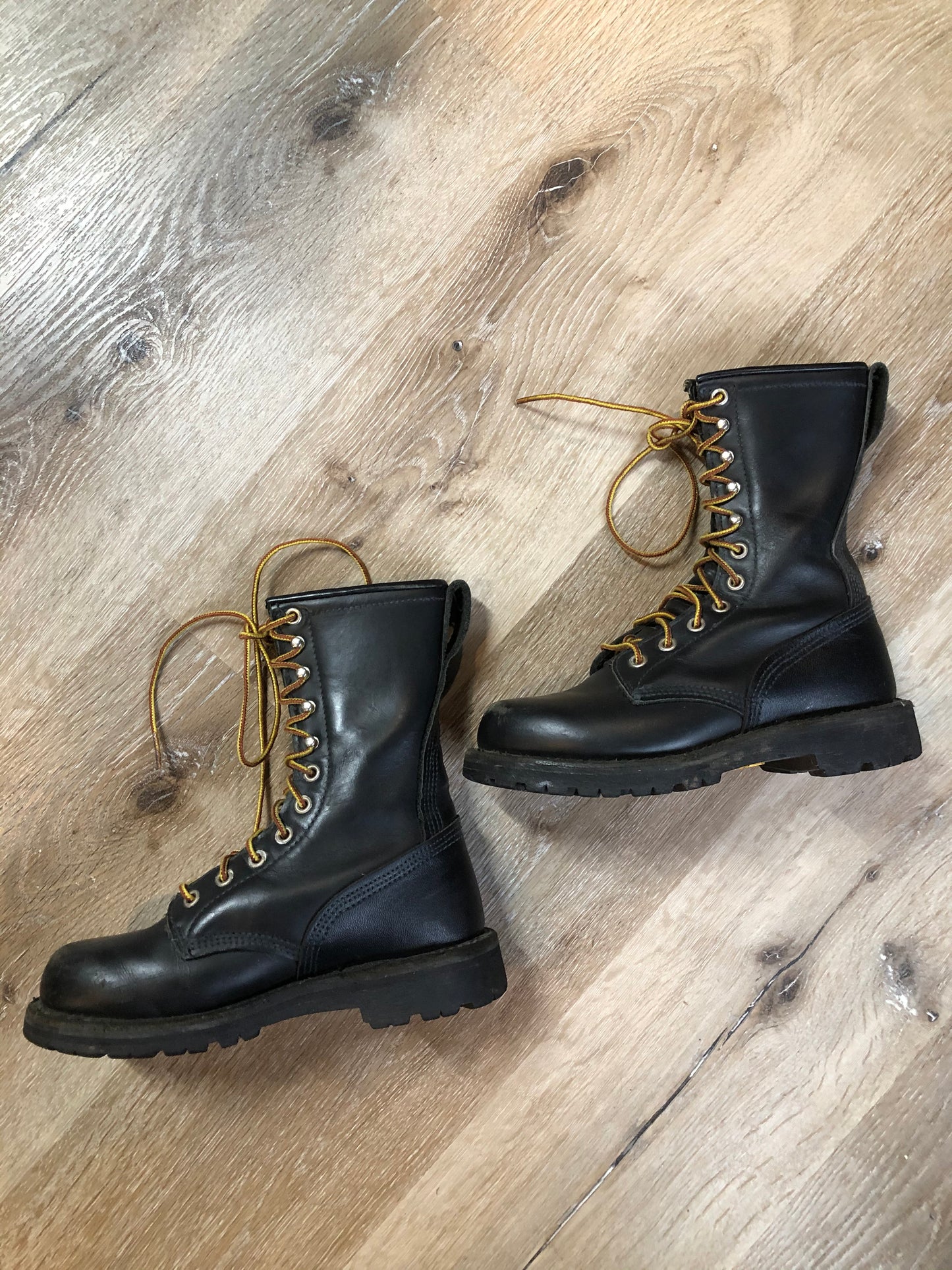Kingspier Vintage - Red Wing Logger 11 eyelet lace up boot in black smooth leather with suede lining.
Size US women’s 5