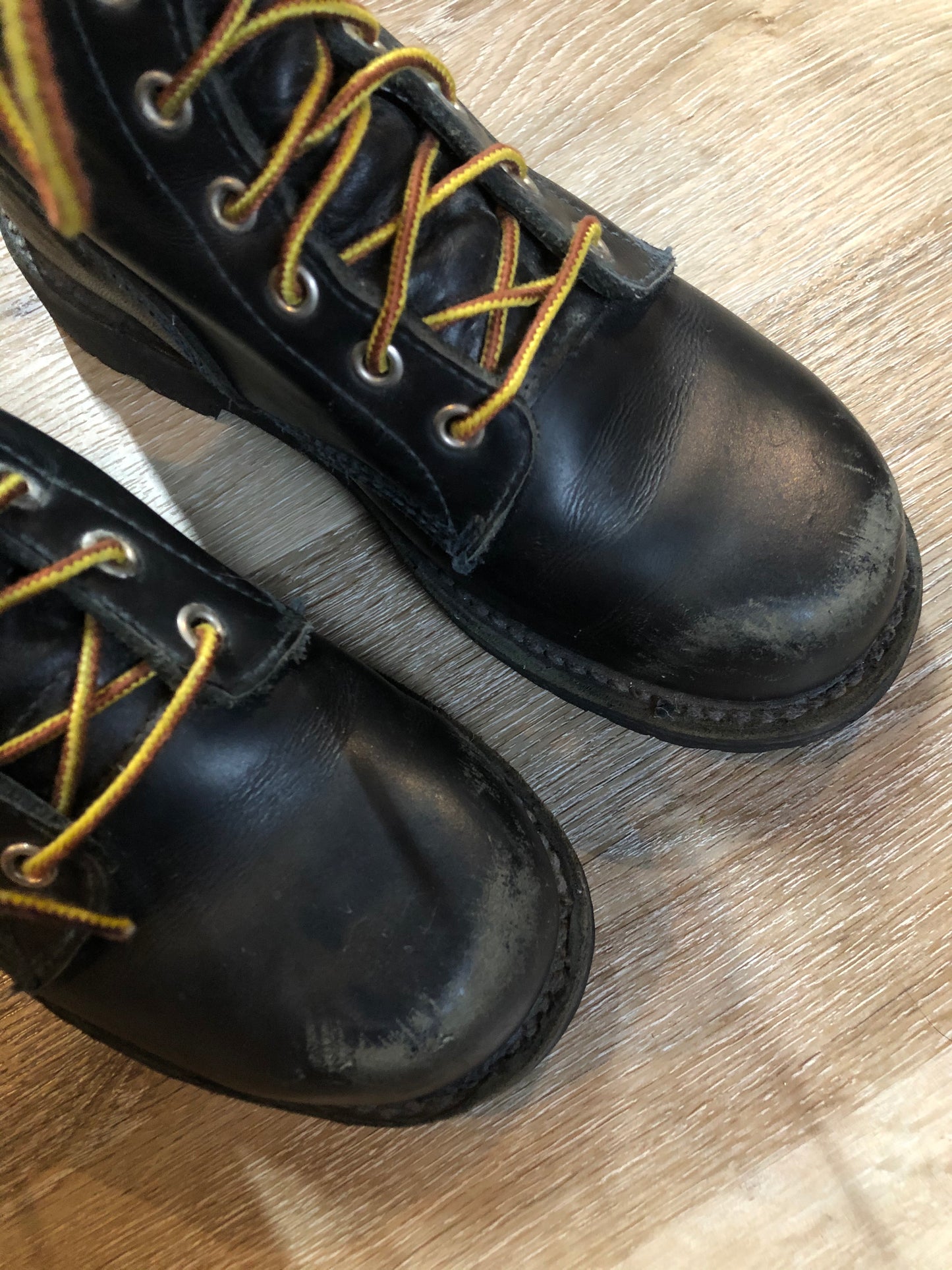 Kingspier Vintage - Red Wing Logger 11 eyelet lace up boot in black smooth leather with suede lining.
Size US women’s 5