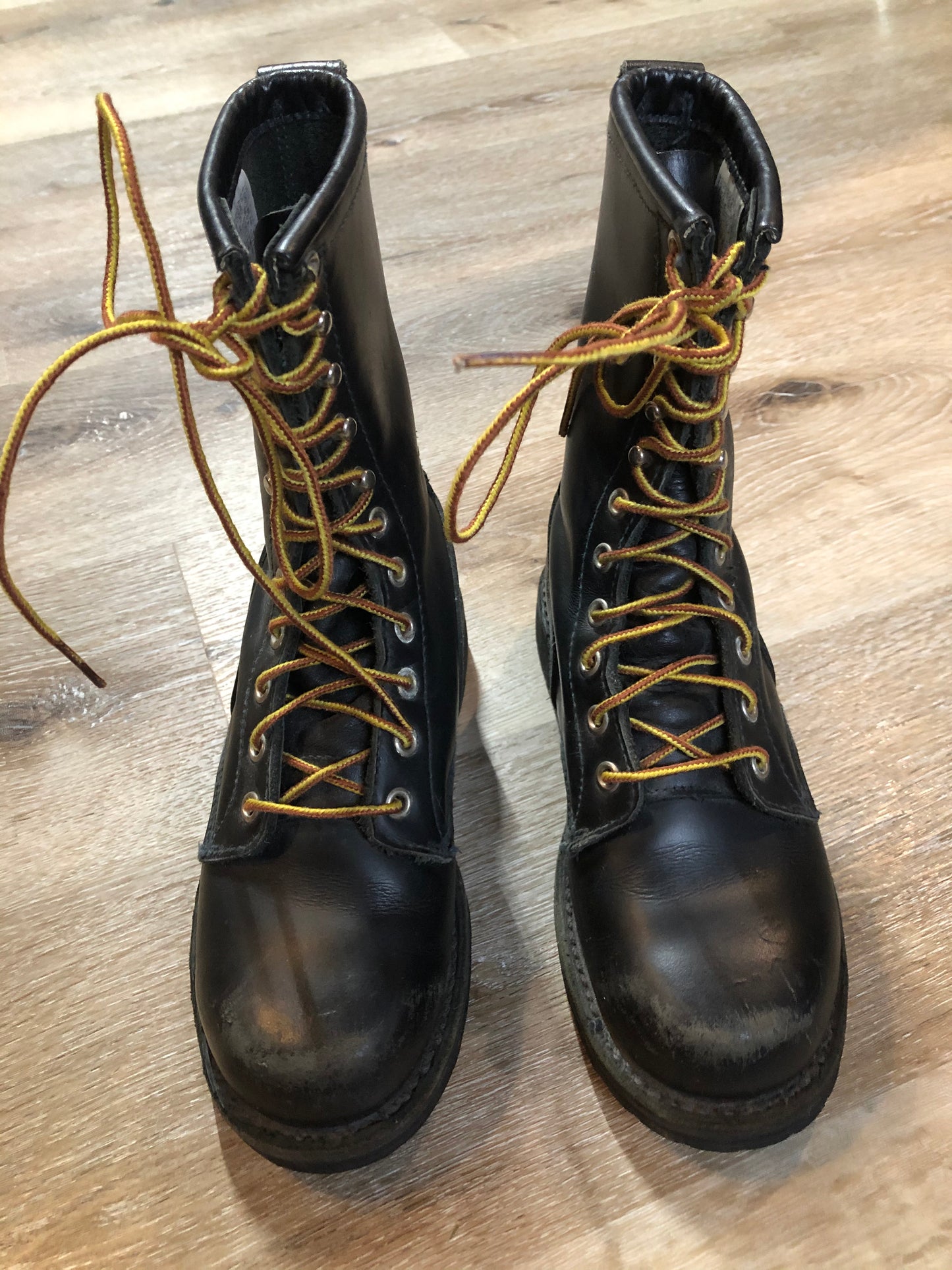 Kingspier Vintage - Red Wing Logger 11 eyelet lace up boot in black smooth leather with suede lining.
Size US women’s 5