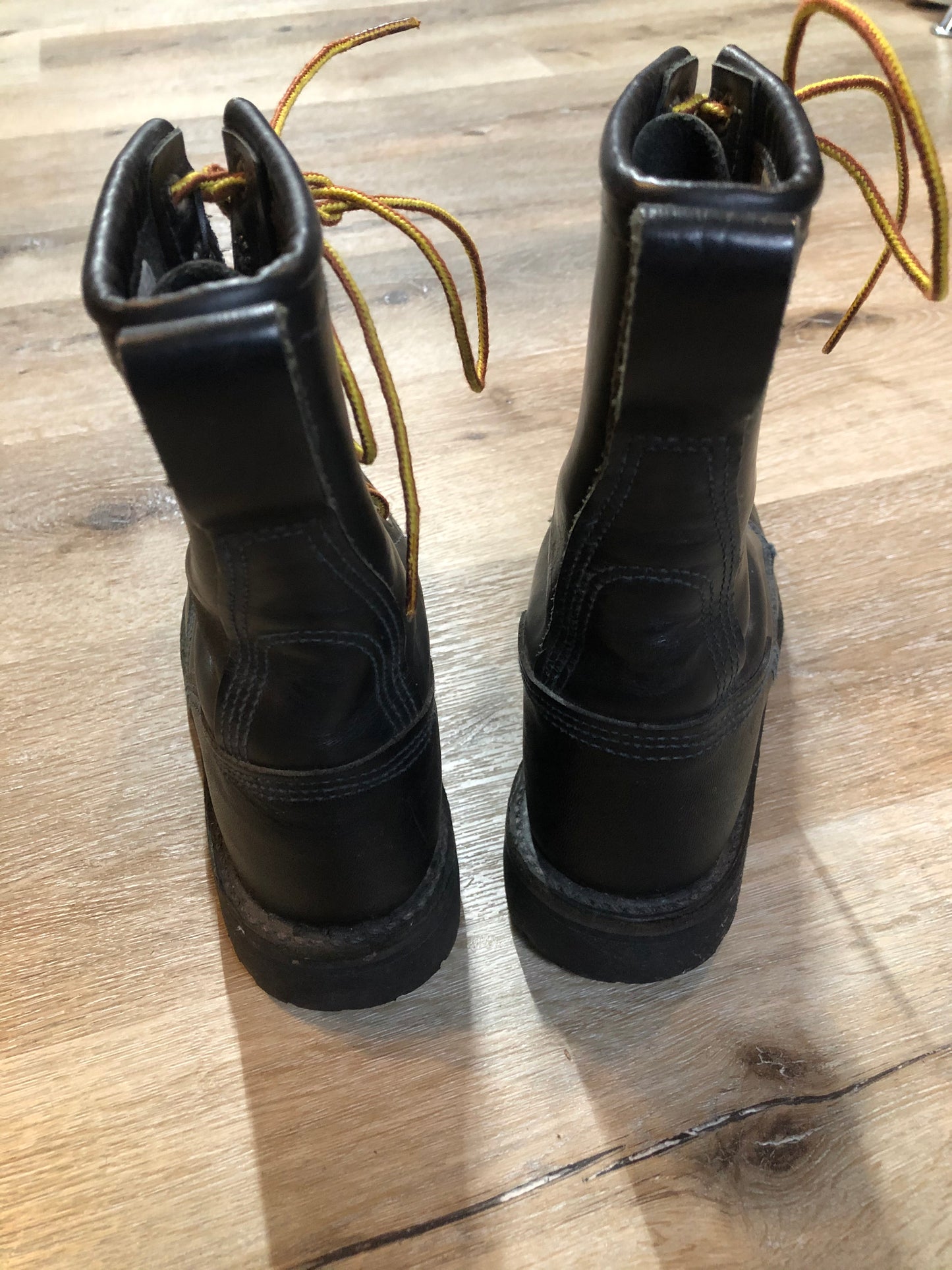 Kingspier Vintage - Red Wing Logger 11 eyelet lace up boot in black smooth leather with suede lining.
Size US women’s 5