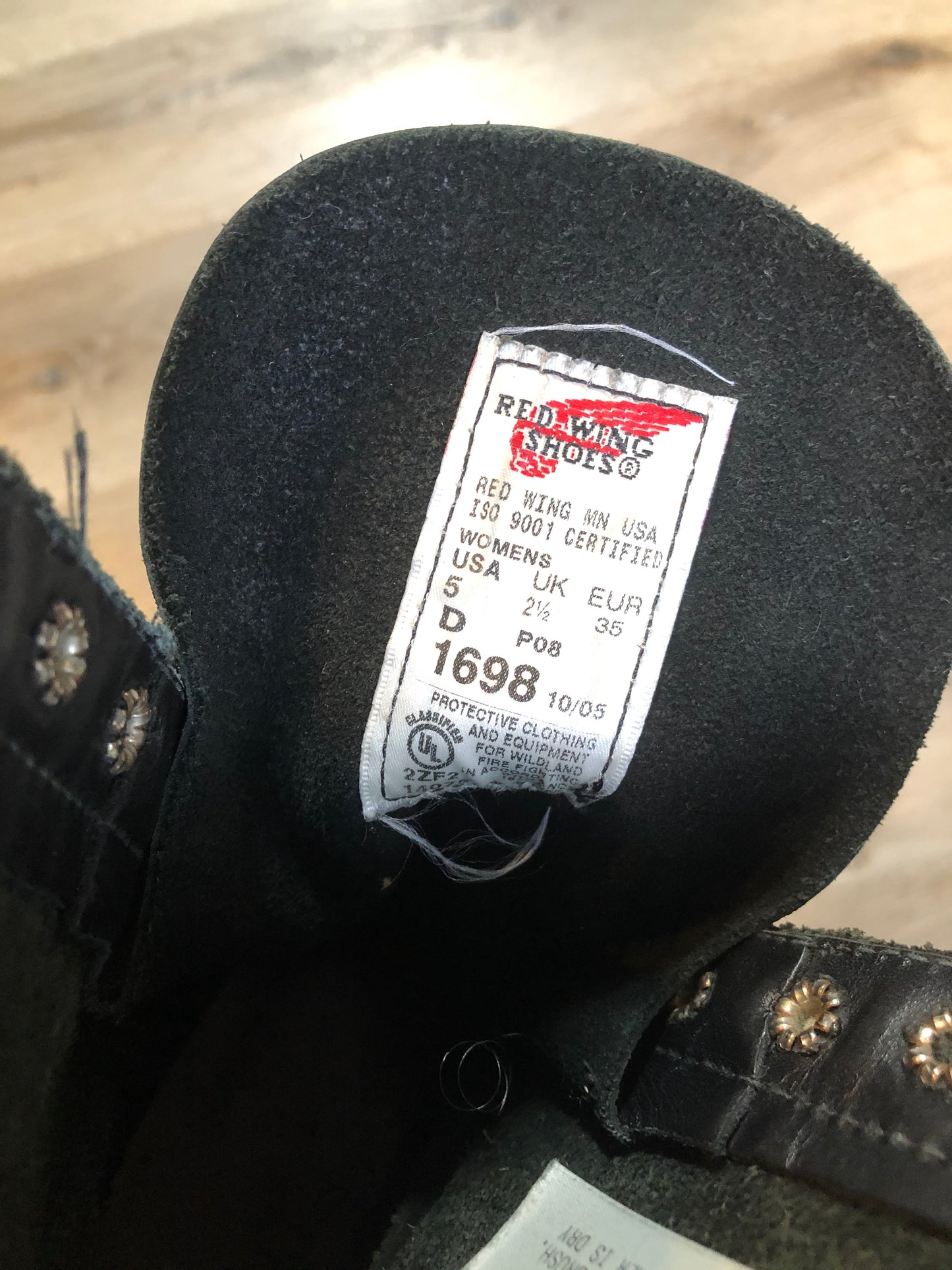 Kingspier Vintage - Red Wing Logger 11 eyelet lace up boot in black smooth leather with suede lining.
Size US women’s 5