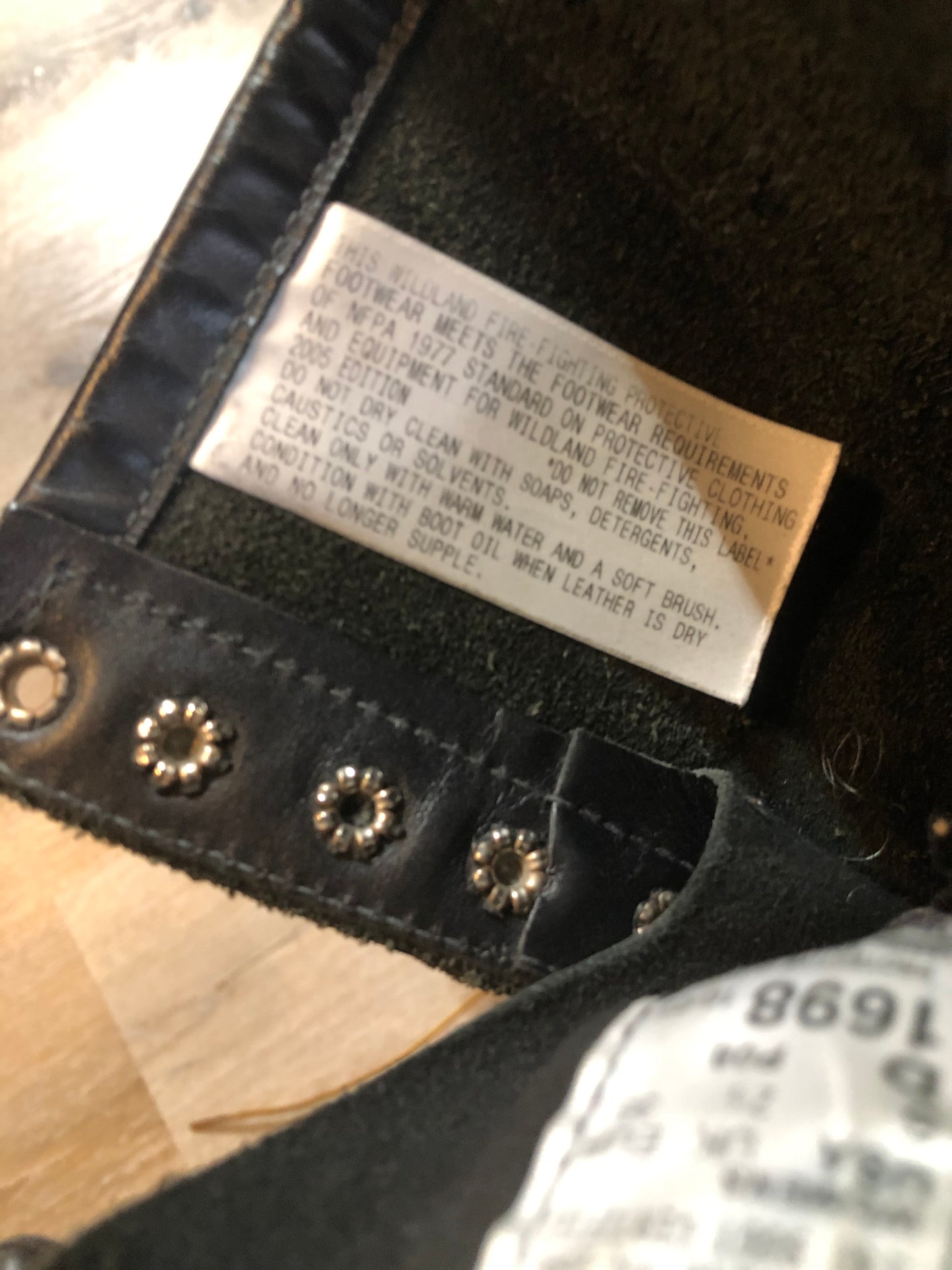 Kingspier Vintage - Red Wing Logger 11 eyelet lace up boot in black smooth leather with suede lining.
Size US women’s 5