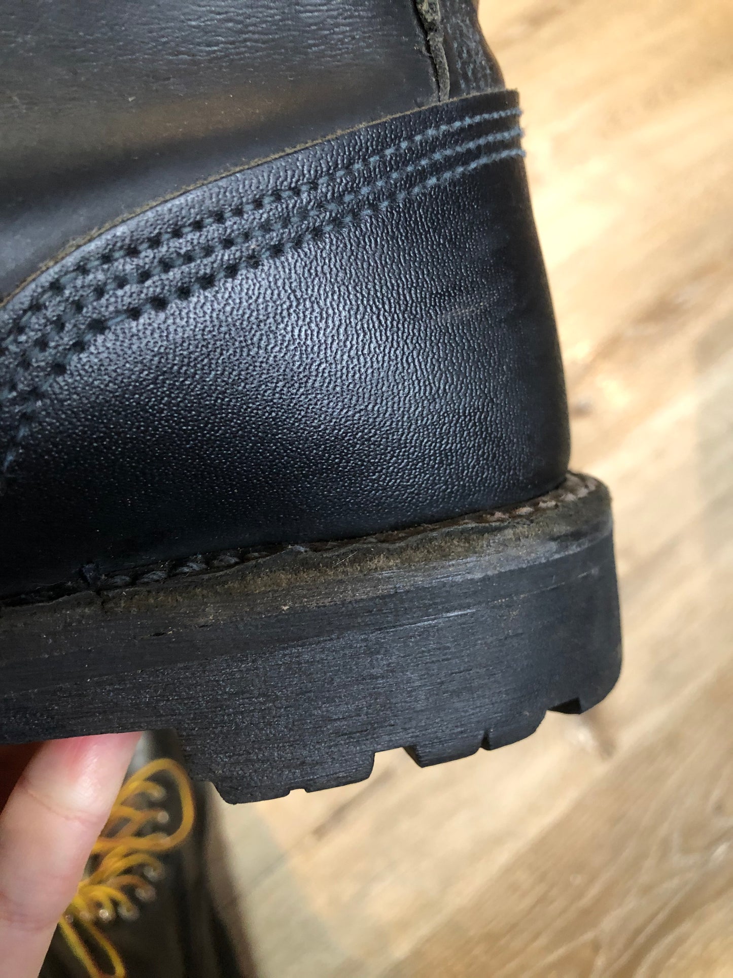 Kingspier Vintage - Red Wing Logger 11 eyelet lace up boot in black smooth leather with suede lining.
Size US women’s 5
