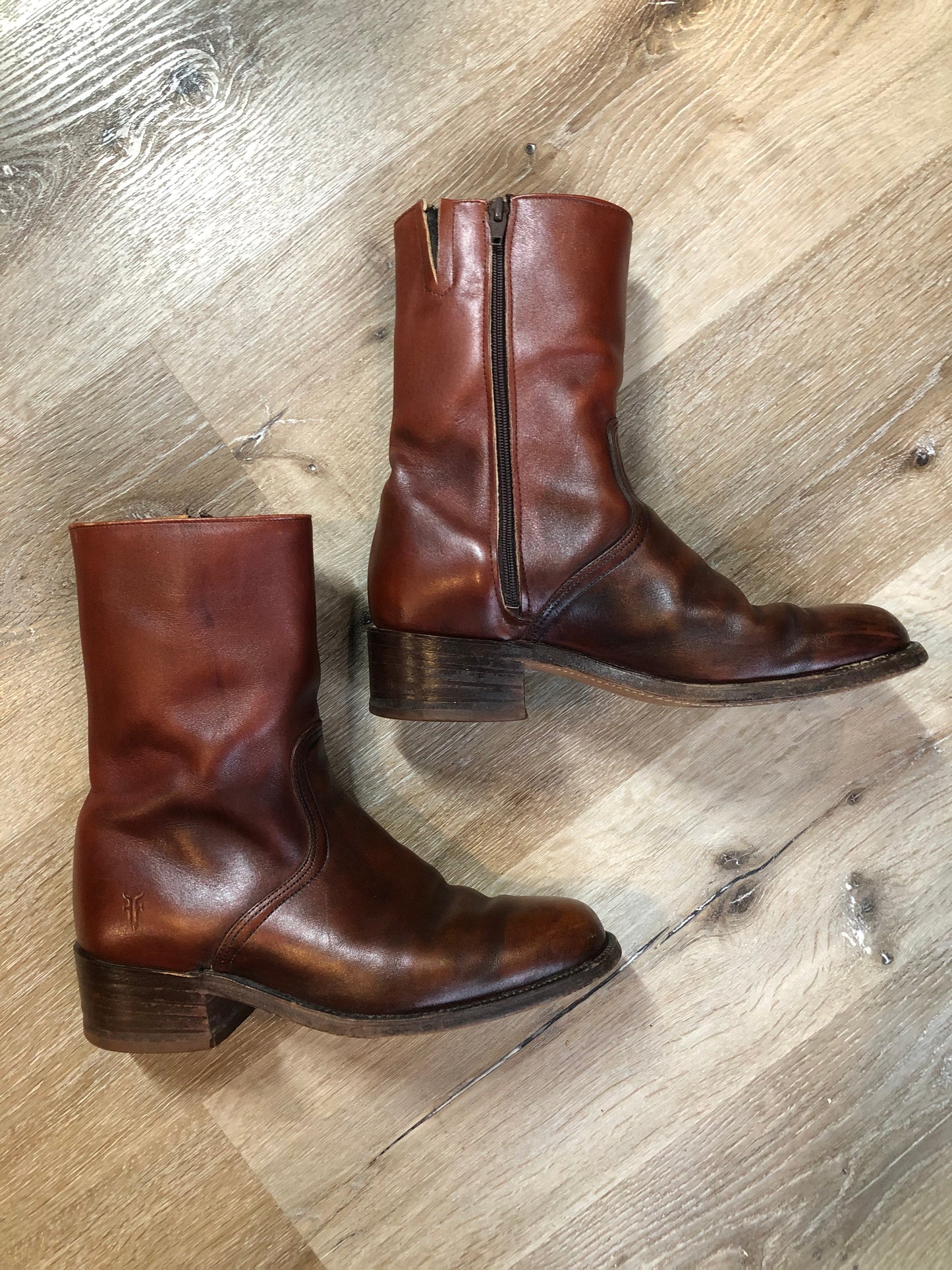 Kingspier Vintage - Vintage Frye inside zip boot with leather lining and leather soles made in the USA.
Size US men’s 8.5
The leather uppers are in great condition with some minor wear all over.