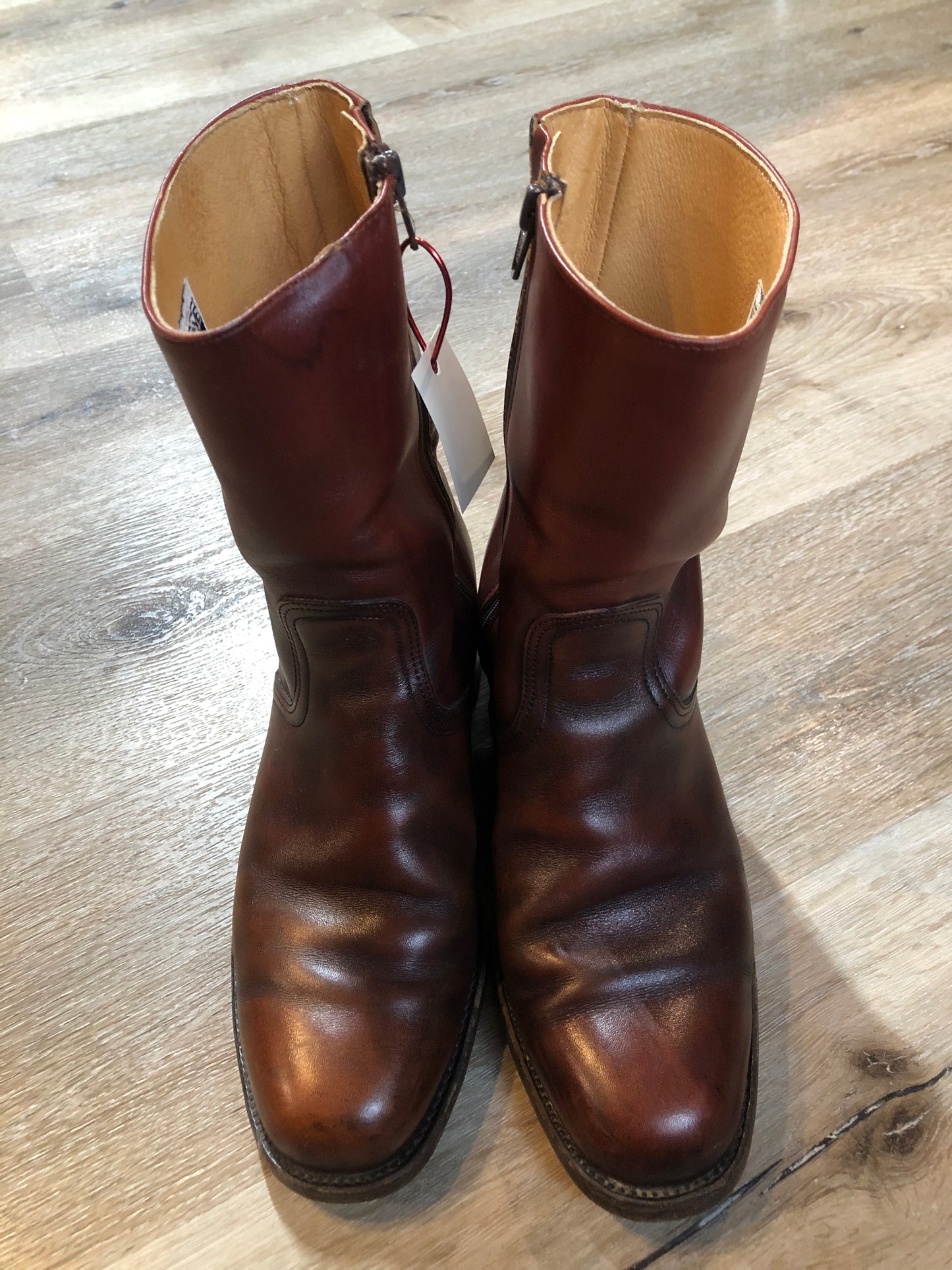 Kingspier Vintage - Vintage Frye inside zip boot with leather lining and leather soles made in the USA.
Size US men’s 8.5
The leather uppers are in great condition with some minor wear all over.