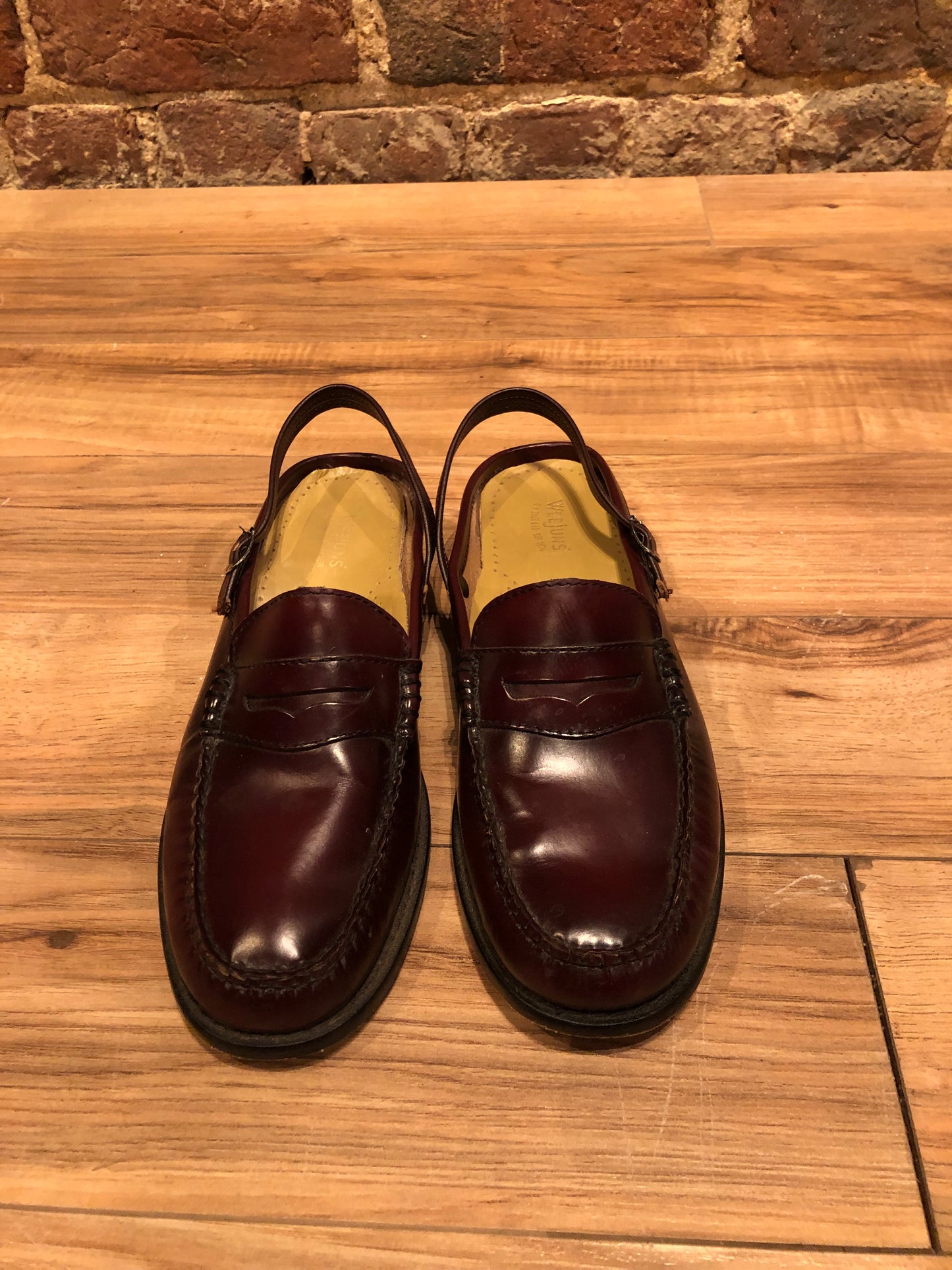 Kingspier vintage - Vintage Weejuns G.H. Bass and Co Burgundy Slingback Loafers with handmade leather soles.
Made in El Salvado
Size US 7 Womens, EUR 38