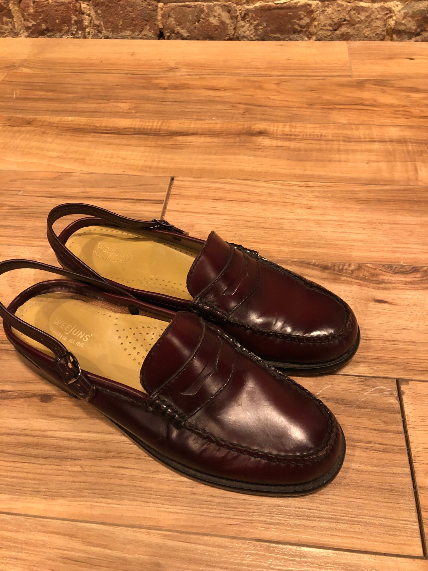 Kingspier vintage - Vintage Weejuns G.H. Bass and Co Burgundy Slingback Loafers with handmade leather soles.
Made in El Salvado
Size US 7 Womens, EUR 38