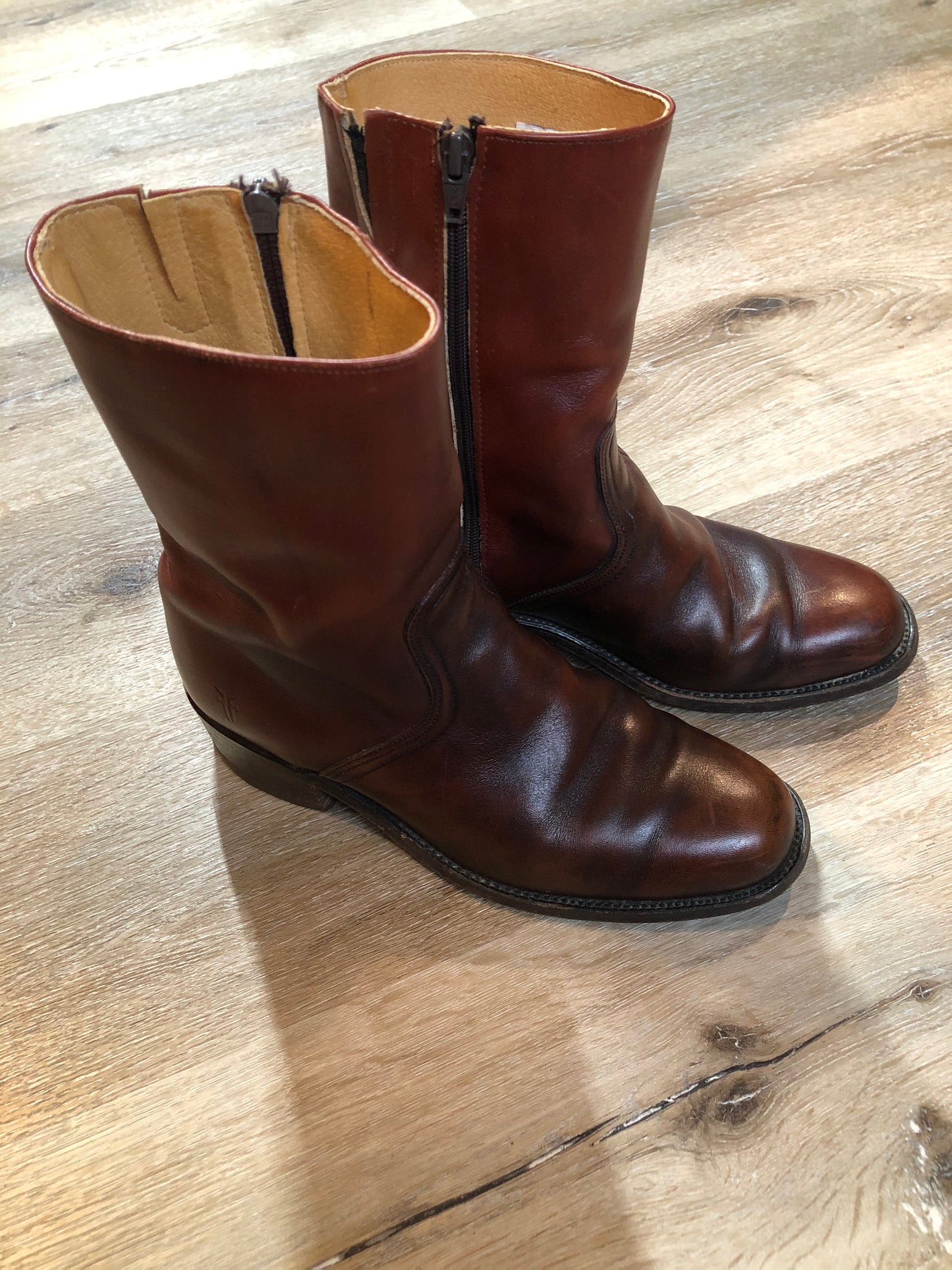 Kingspier Vintage - Vintage Frye inside zip boot with leather lining and leather soles made in the USA.
Size US men’s 8.5
The leather uppers are in great condition with some minor wear all over.