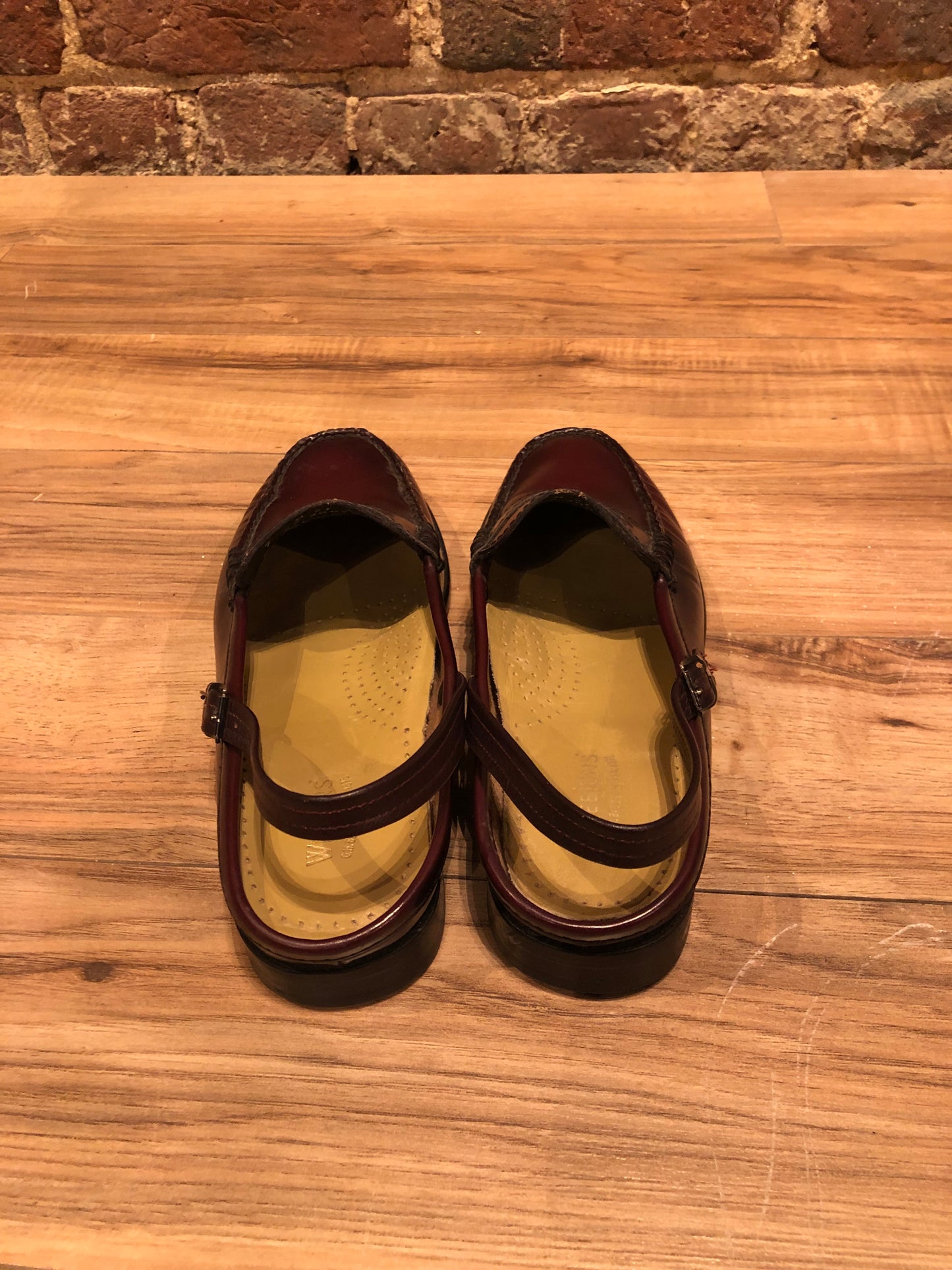 Kingspier vintage - Vintage Weejuns G.H. Bass and Co Burgundy Slingback Loafers with handmade leather soles.
Made in El Salvado
Size US 7 Womens, EUR 38