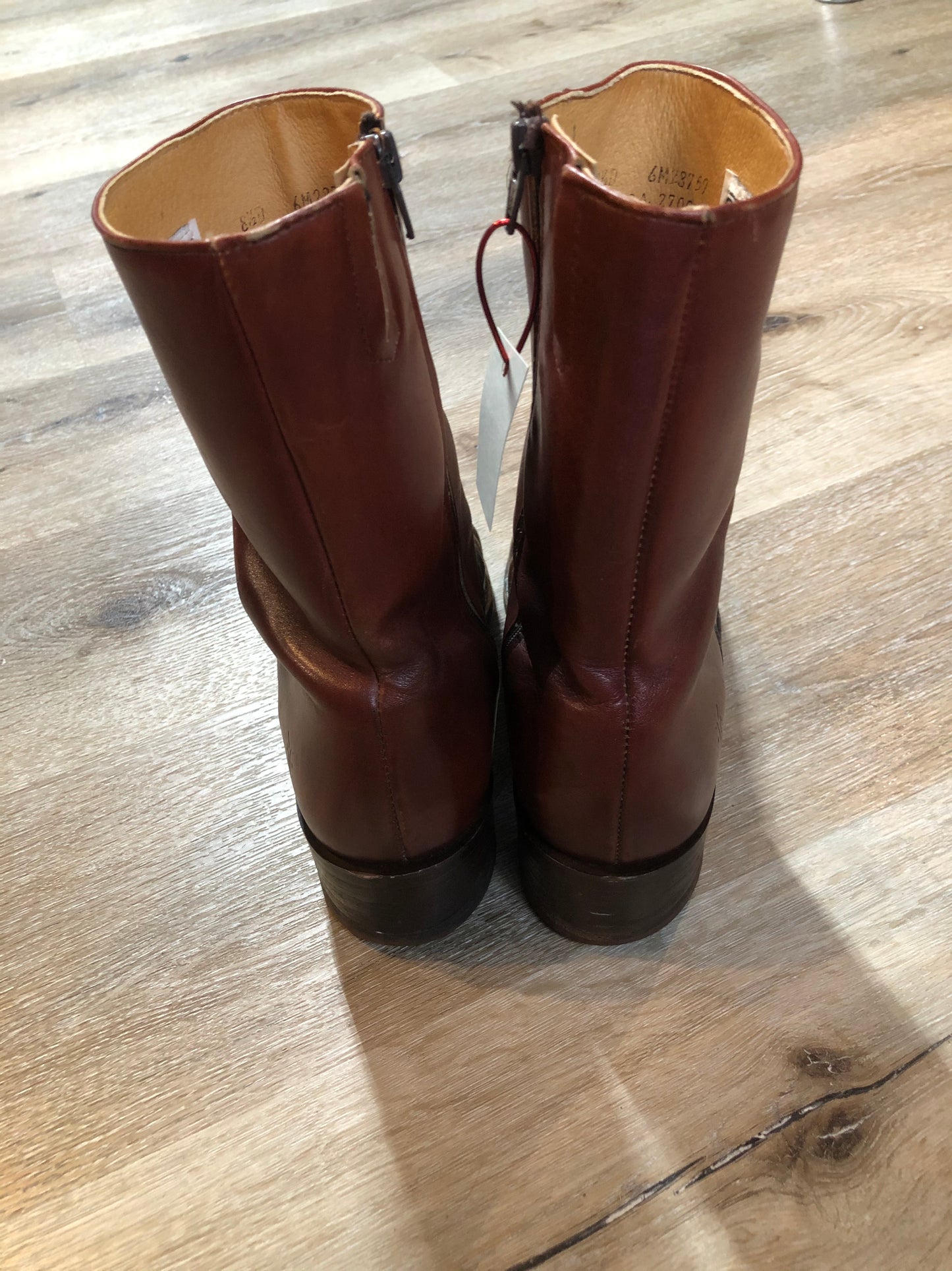Kingspier Vintage - Vintage Frye inside zip boot with leather lining and leather soles made in the USA.
Size US men’s 8.5
The leather uppers are in great condition with some minor wear all over.