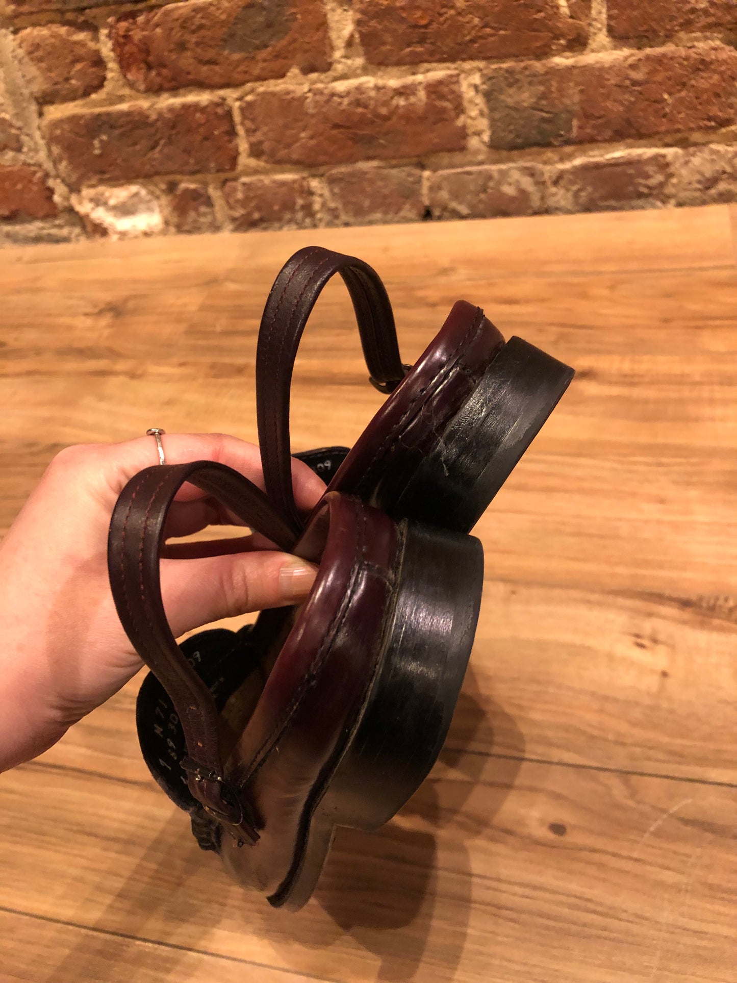 Kingspier vintage - Vintage Weejuns G.H. Bass and Co Burgundy Slingback Loafers with handmade leather soles.
Made in El Salvado
Size US 7 Womens, EUR 38