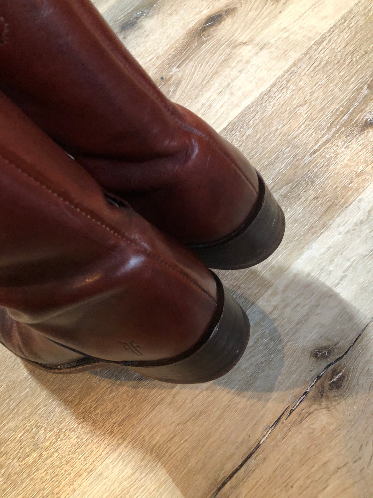 Kingspier Vintage - Vintage Frye inside zip boot with leather lining and leather soles made in the USA.
Size US men’s 8.5
The leather uppers are in great condition with some minor wear all over.