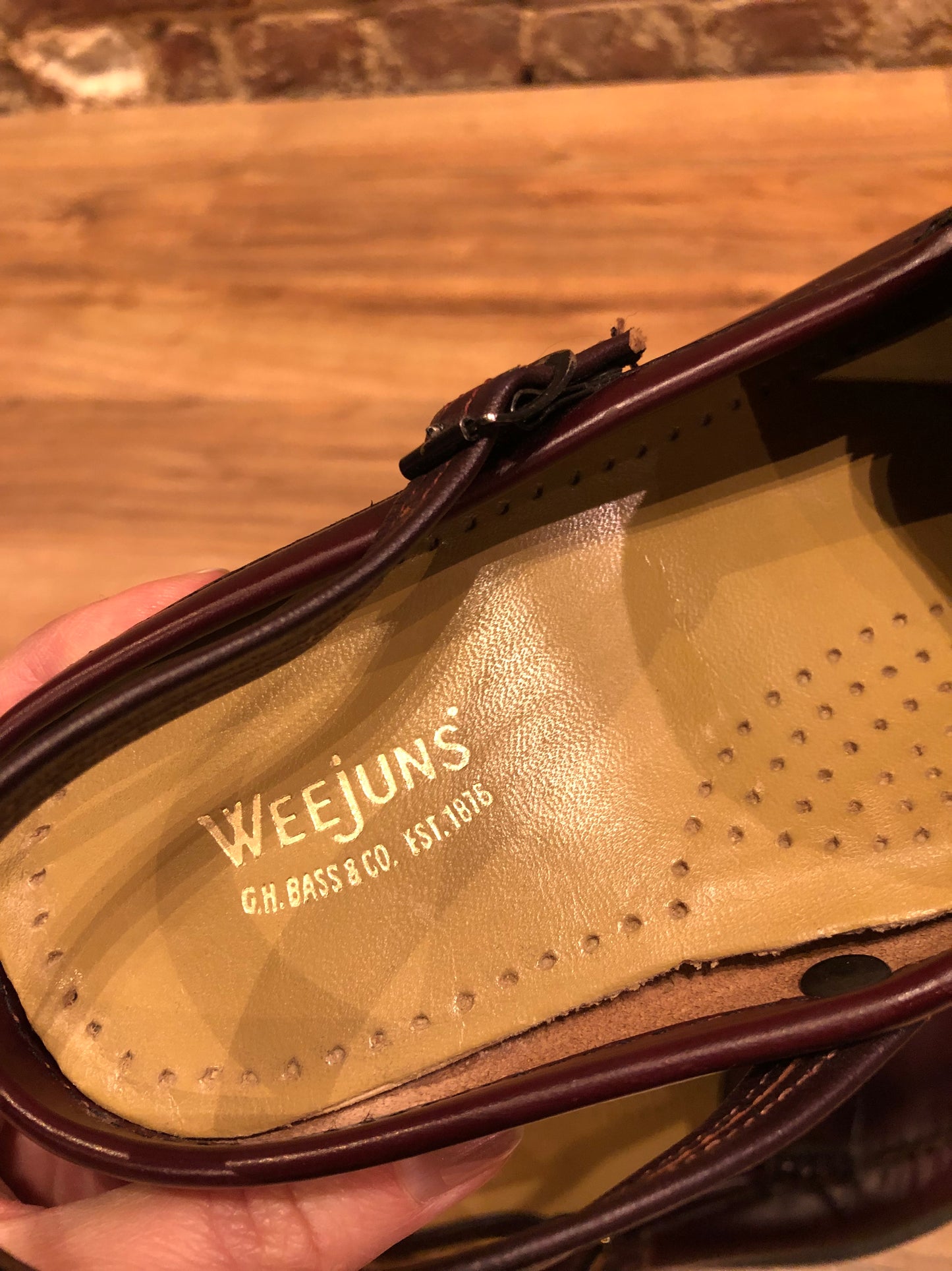 Kingspier vintage - Vintage Weejuns G.H. Bass and Co Burgundy Slingback Loafers with handmade leather soles.
Made in El Salvado
Size US 7 Womens, EUR 38