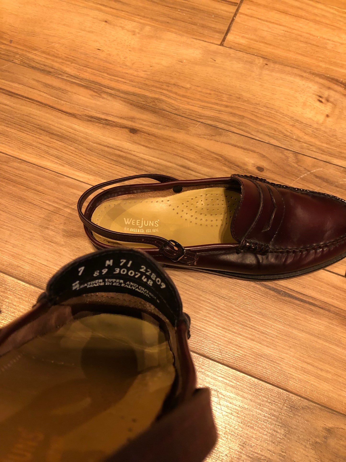 Kingspier vintage - Vintage Weejuns G.H. Bass and Co Burgundy Slingback Loafers with handmade leather soles.
Made in El Salvado
Size US 7 Womens, EUR 38