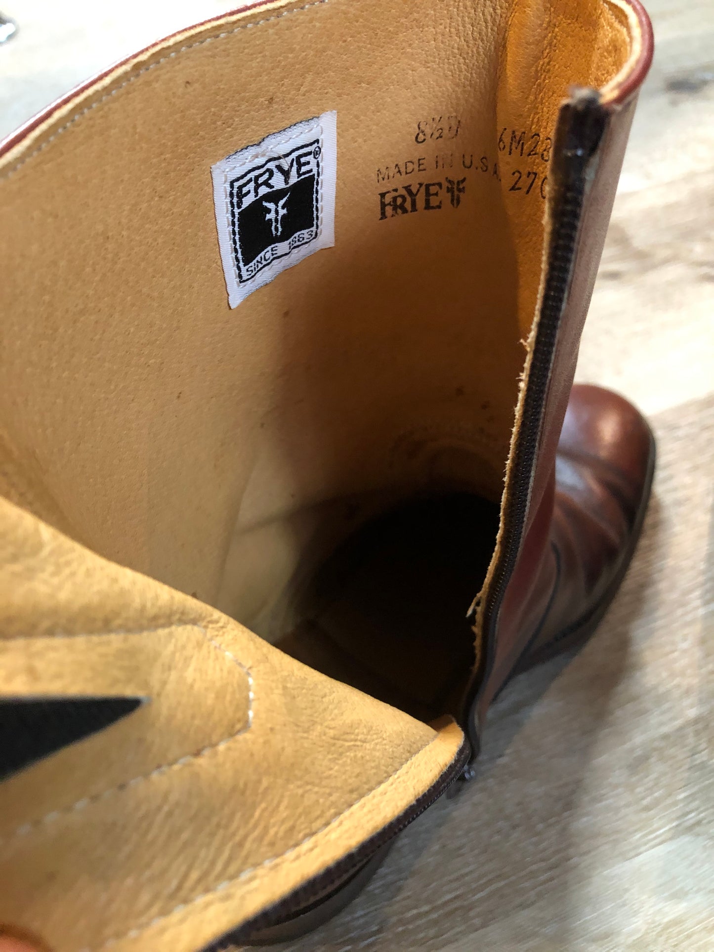 Kingspier Vintage - Vintage Frye inside zip boot with leather lining and leather soles made in the USA.
Size US men’s 8.5
The leather uppers are in great condition with some minor wear all over.