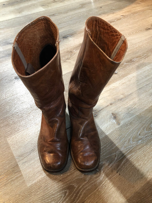 Kingspier Vintage - The iconic Campus pull on tall boot with stacked heel and chunky toe, leather soles and lining. Made in USA.
Size 8.5 men’s 10 women’s