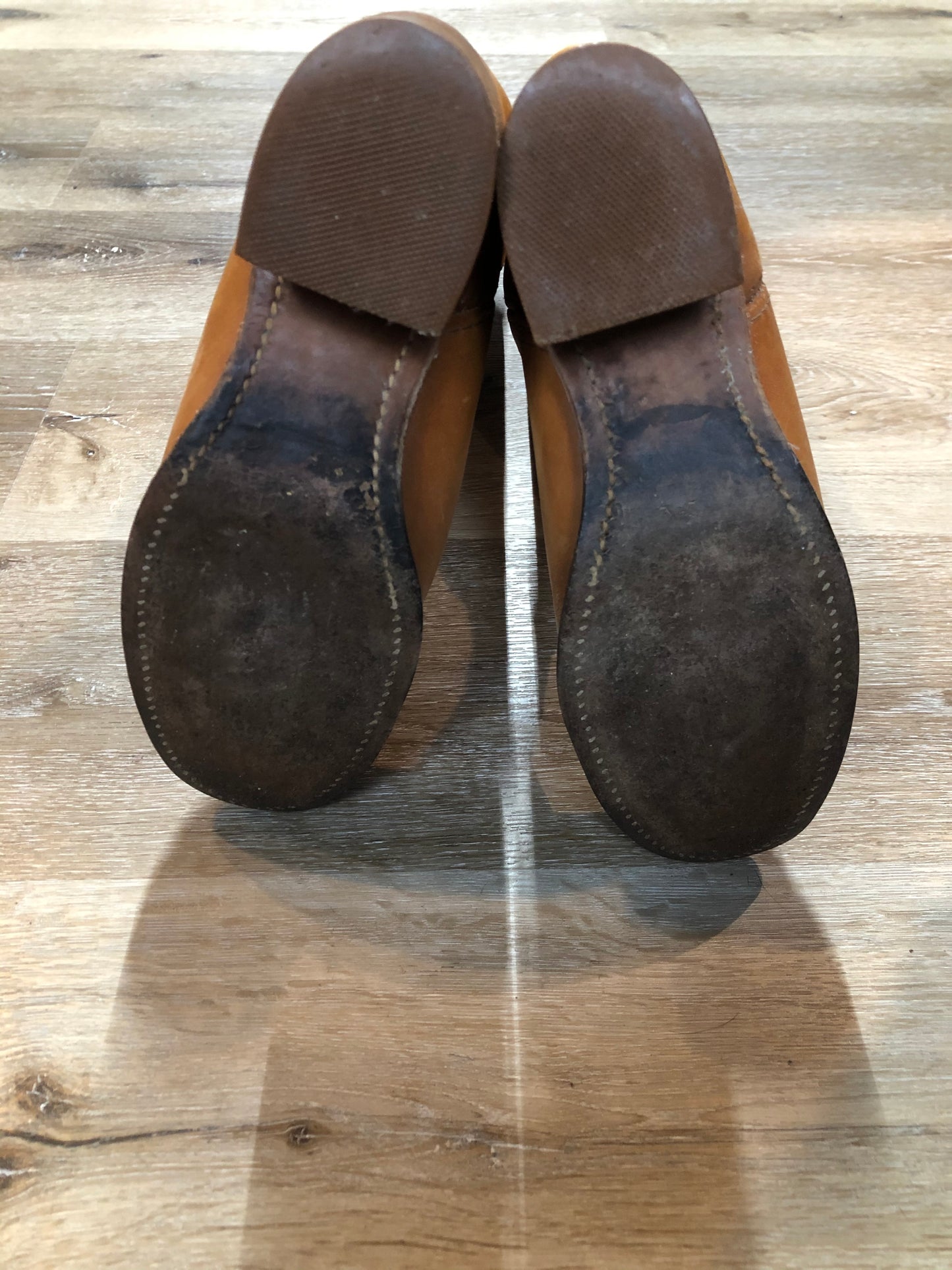 Kingspier Vintage - Vintage Frye knee high tan leather boots with leather lining. Made in the USA.
Size 7.5 women’s
