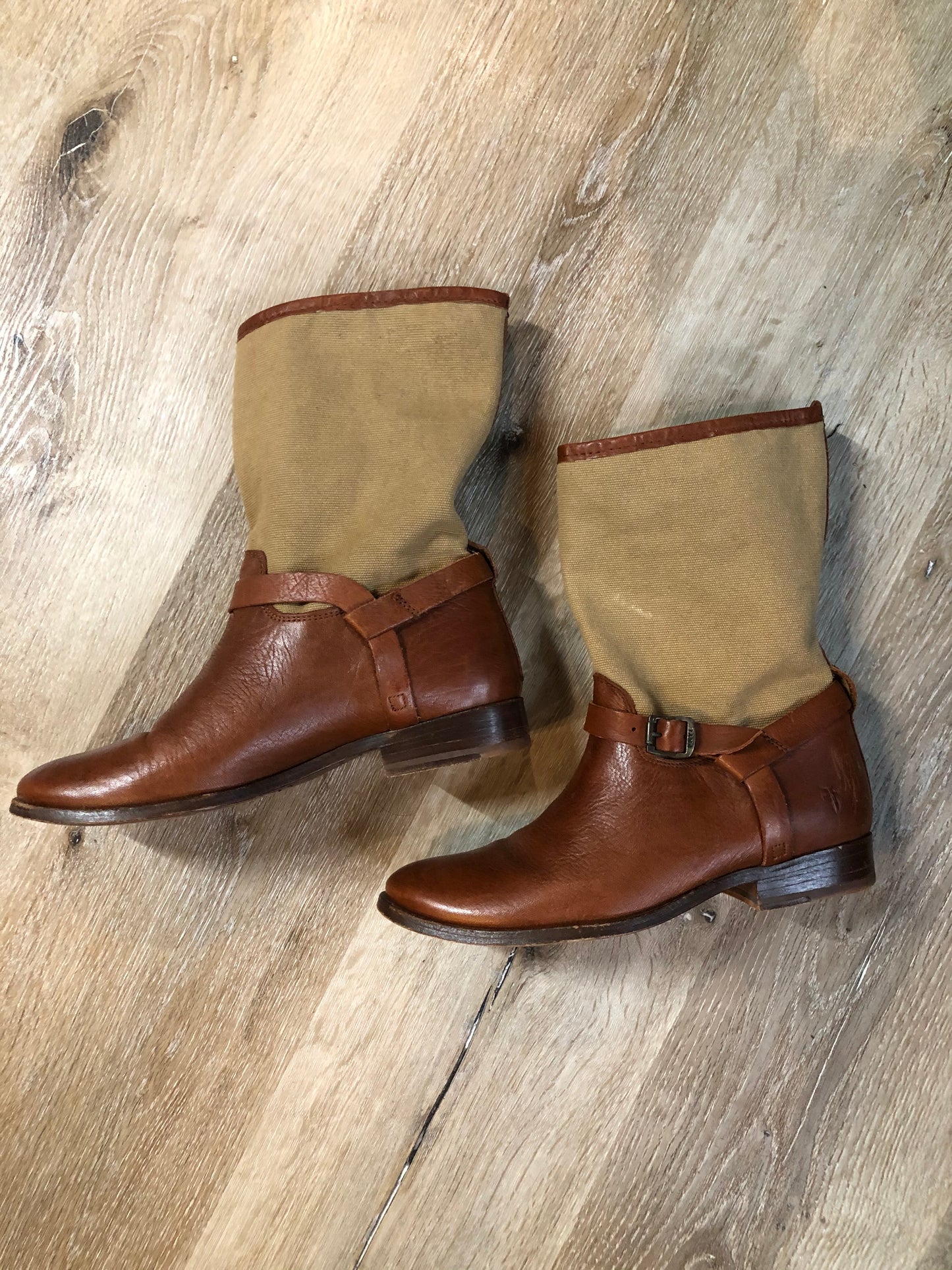 Kingspier Vintage - Frye slouchy canvas and leather boot with harness detail leather sole.
Size 7 women’s