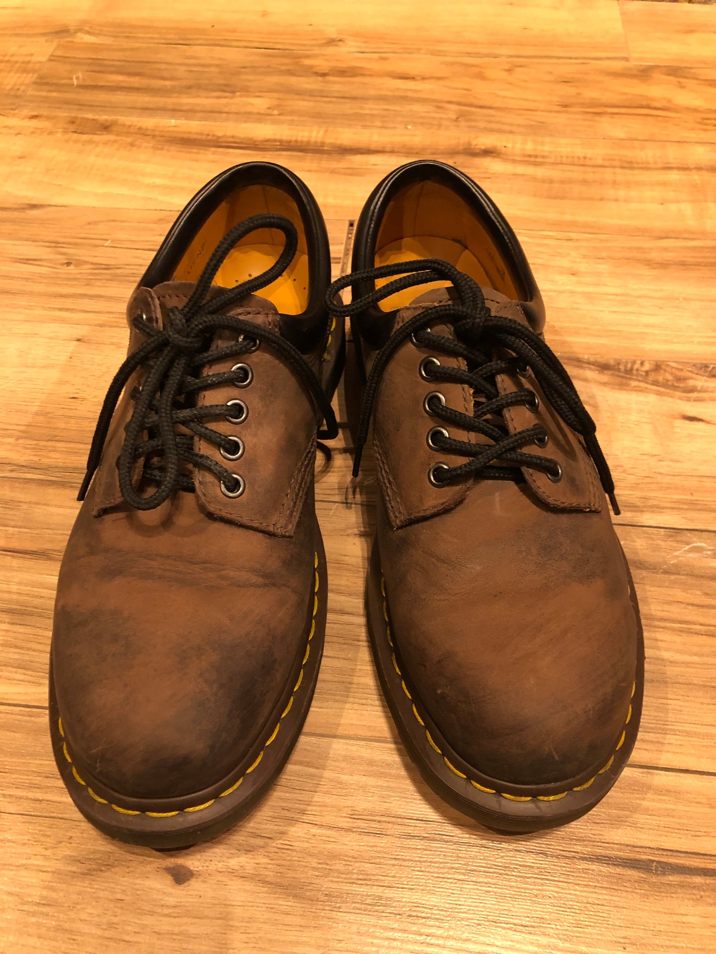 Kingspier vintage - Dr. Martens brown oxford shoes with nubuck leather upper, cushioned leather collar and air wair sole.
Made in Vietnam
Size UK 9, US Mens 10/ Womens 11/ EUR 43