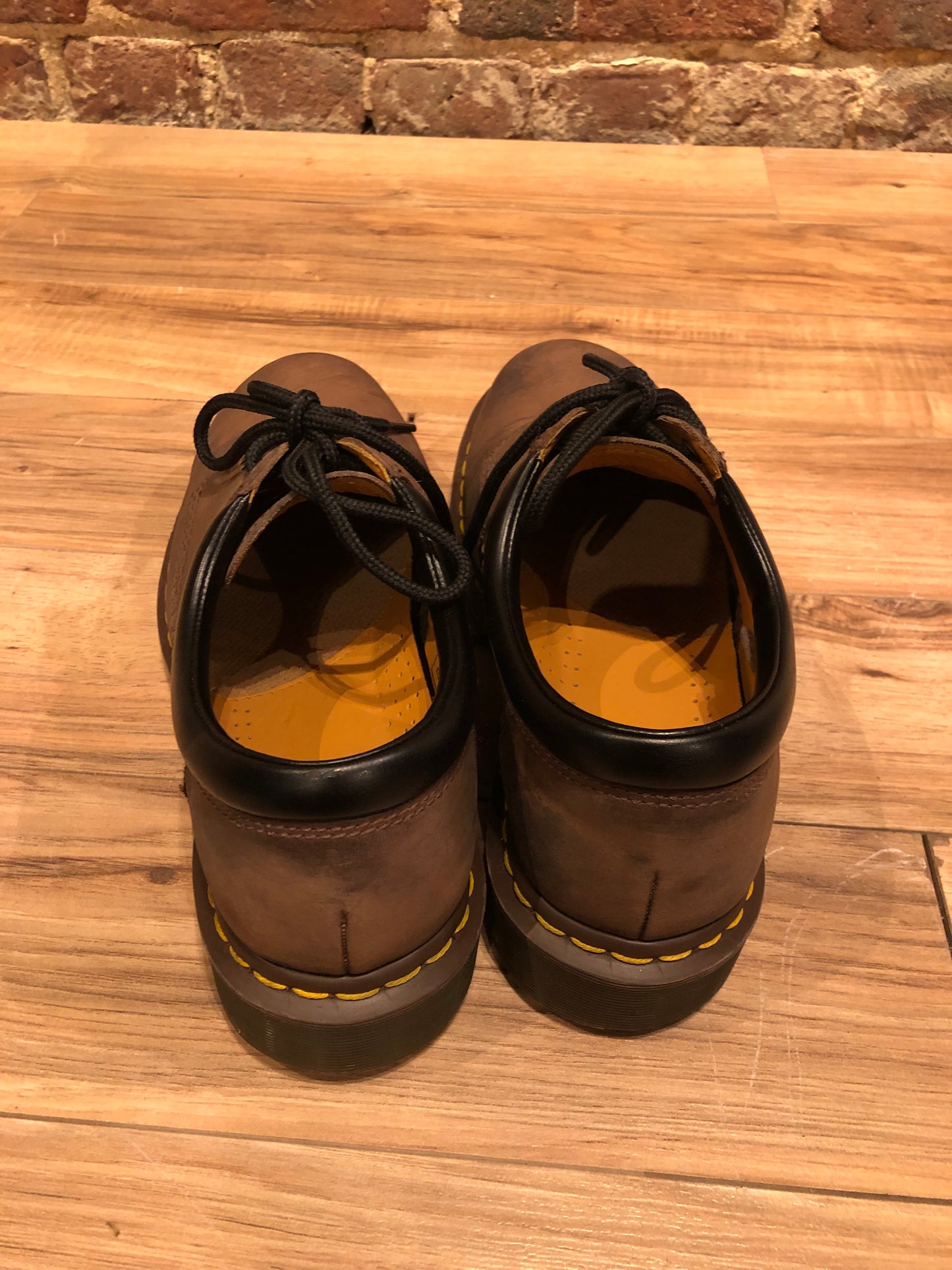 Kingspier vintage - Dr. Martens brown oxford shoes with nubuck leather upper, cushioned leather collar and air wair sole.
Made in Vietnam
Size UK 9, US Mens 10/ Womens 11/ EUR 43