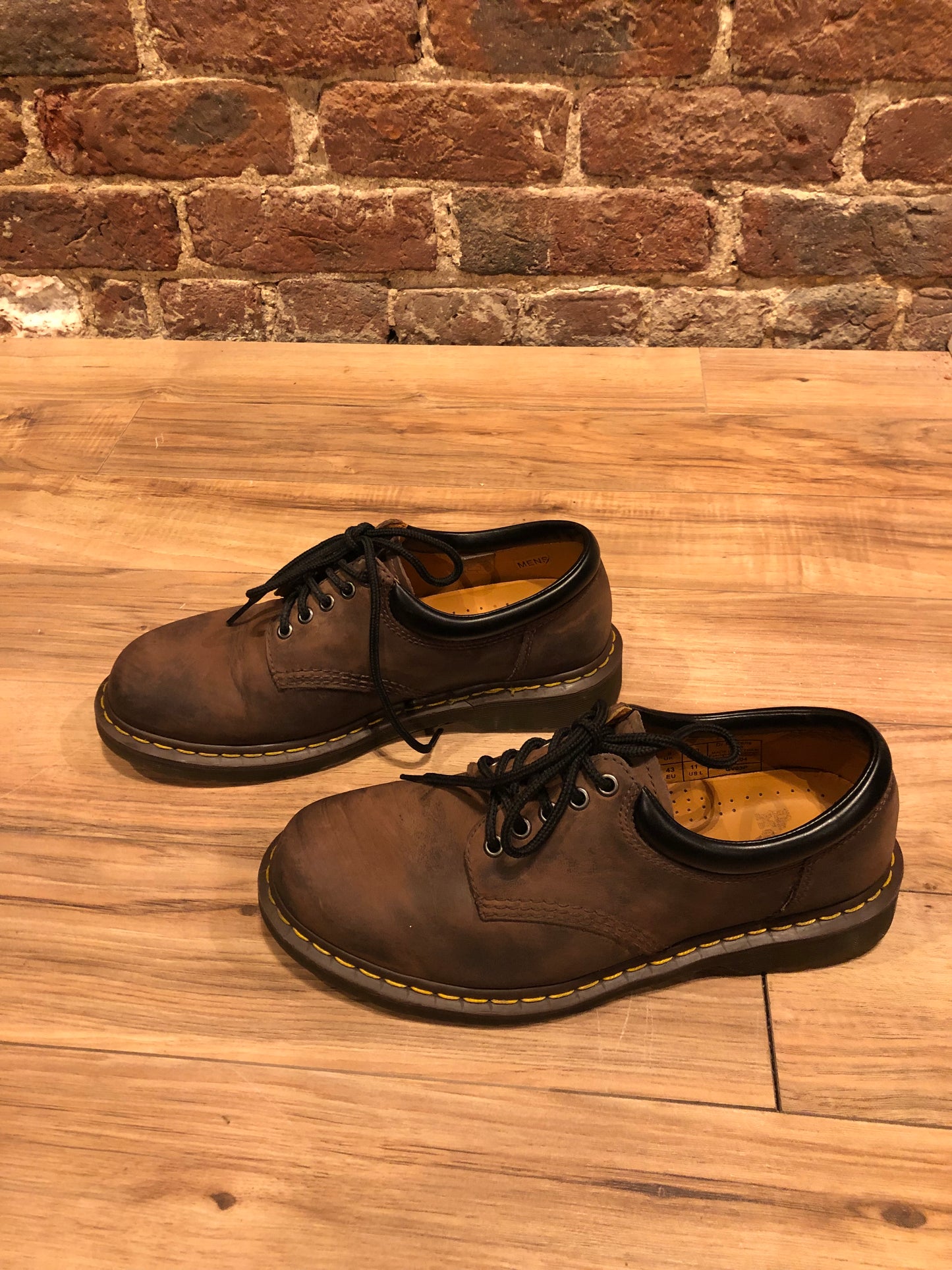 Kingspier vintage - Dr. Martens brown oxford shoes with nubuck leather upper, cushioned leather collar and air wair sole.
Made in Vietnam
Size UK 9, US Mens 10/ Womens 11/ EUR 43
