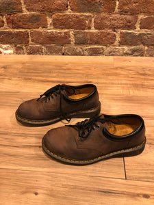 Kingspier vintage - Dr. Martens brown oxford shoes with nubuck leather upper, cushioned leather collar and air wair sole.

Made in Vietnam

Size UK 9, US Mens 10/ Womens 11/ EUR 43