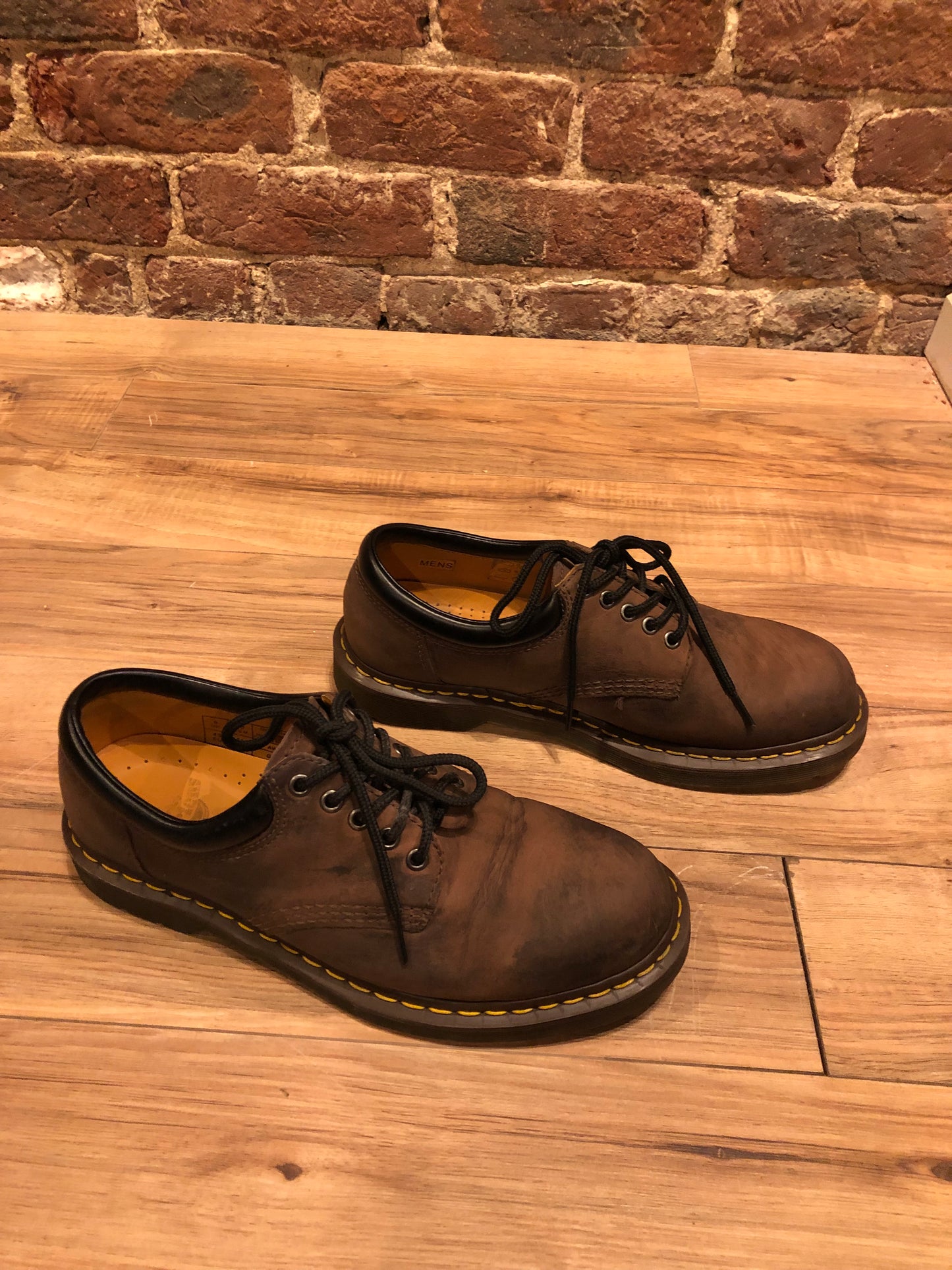 Kingspier vintage - Dr. Martens brown oxford shoes with nubuck leather upper, cushioned leather collar and air wair sole.
Made in Vietnam
Size UK 9, US Mens 10/ Womens 11/ EUR 43