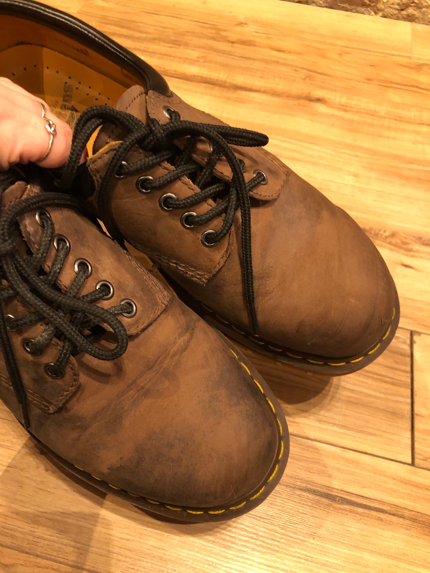 Kingspier vintage - Dr. Martens brown oxford shoes with nubuck leather upper, cushioned leather collar and air wair sole.
Made in Vietnam
Size UK 9, US Mens 10/ Womens 11/ EUR 43