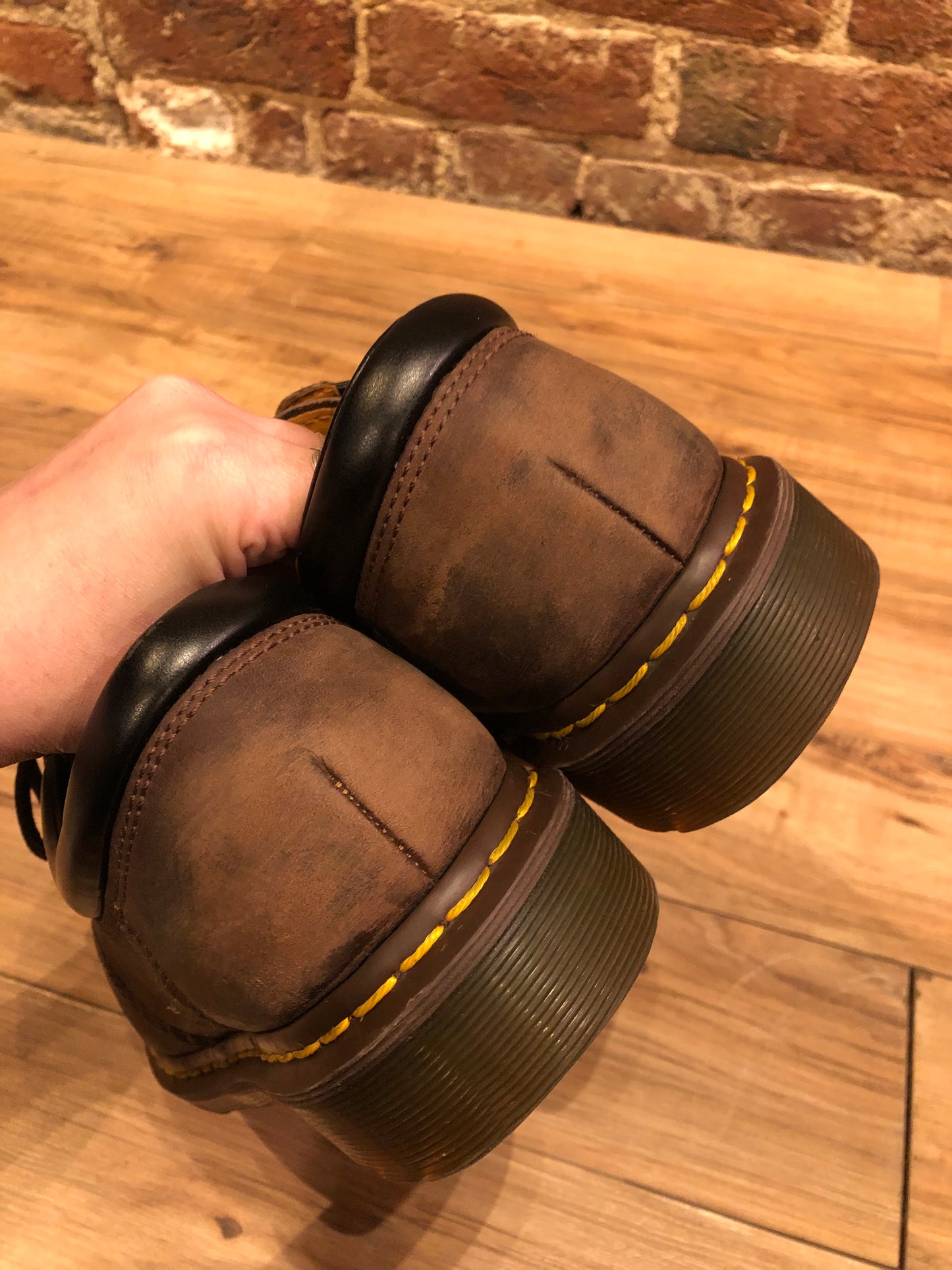 Kingspier vintage - Dr. Martens brown oxford shoes with nubuck leather upper, cushioned leather collar and air wair sole.
Made in Vietnam
Size UK 9, US Mens 10/ Womens 11/ EUR 43