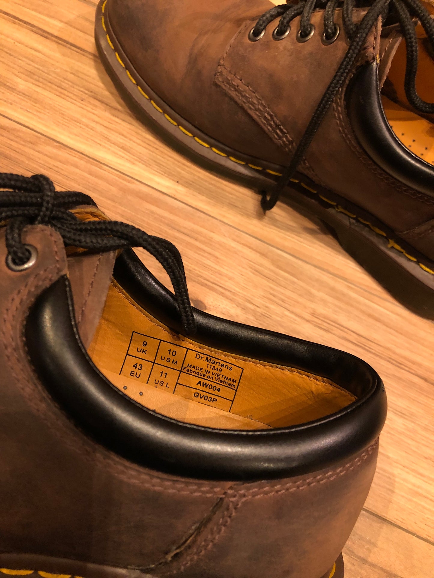 Kingspier vintage - Dr. Martens brown oxford shoes with nubuck leather upper, cushioned leather collar and air wair sole.
Made in Vietnam
Size UK 9, US Mens 10/ Womens 11/ EUR 43