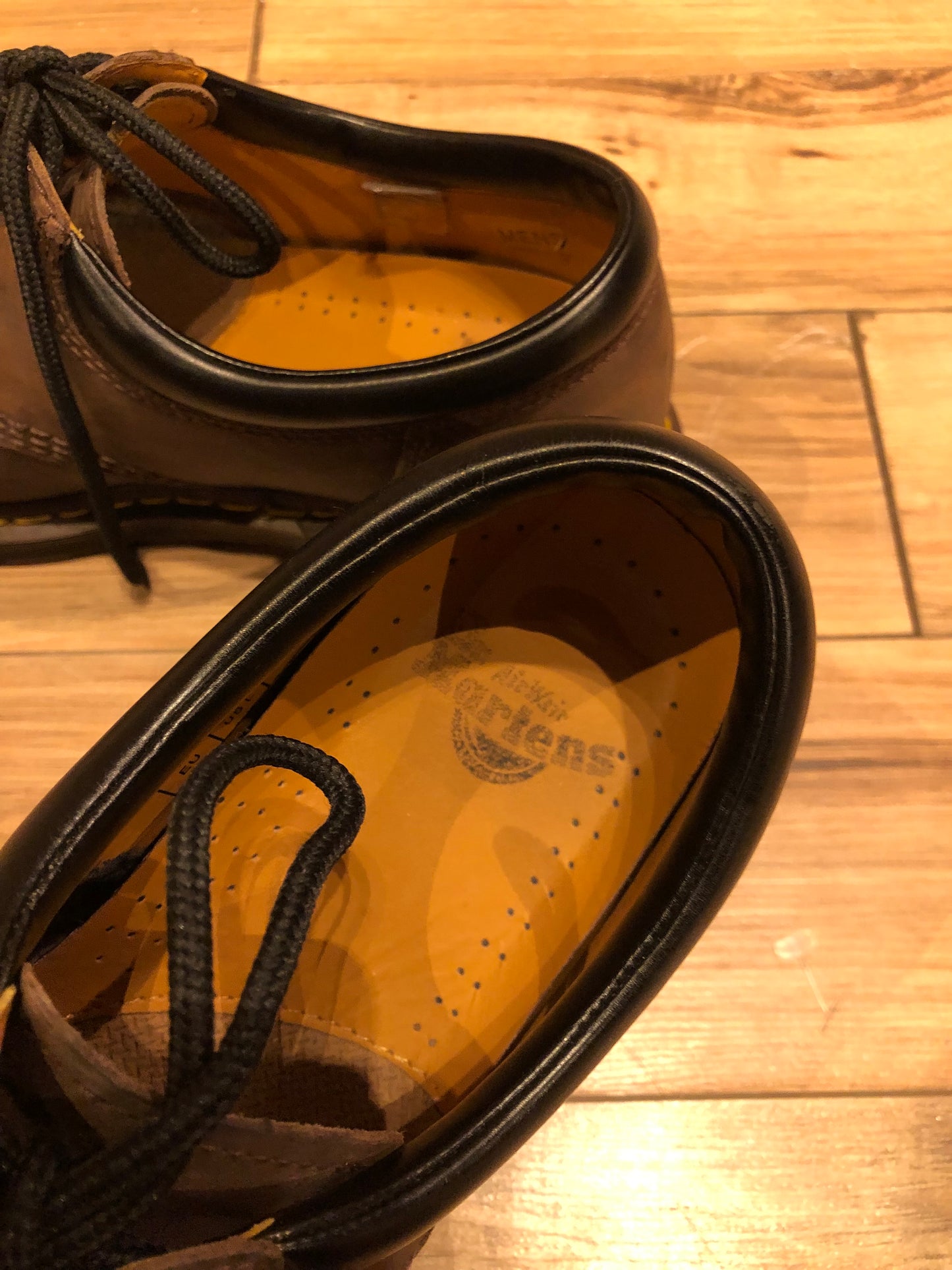 Kingspier vintage - Dr. Martens brown oxford shoes with nubuck leather upper, cushioned leather collar and air wair sole.
Made in Vietnam
Size UK 9, US Mens 10/ Womens 11/ EUR 43