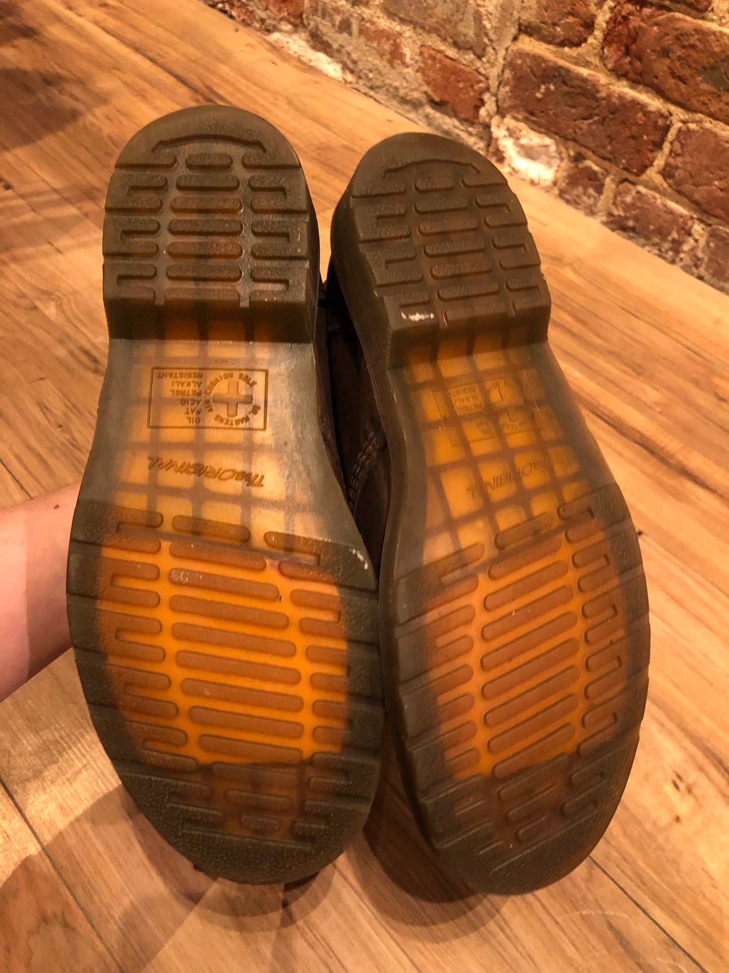 Kingspier vintage - Dr. Martens brown oxford shoes with nubuck leather upper, cushioned leather collar and air wair sole.
Made in Vietnam
Size UK 9, US Mens 10/ Womens 11/ EUR 43