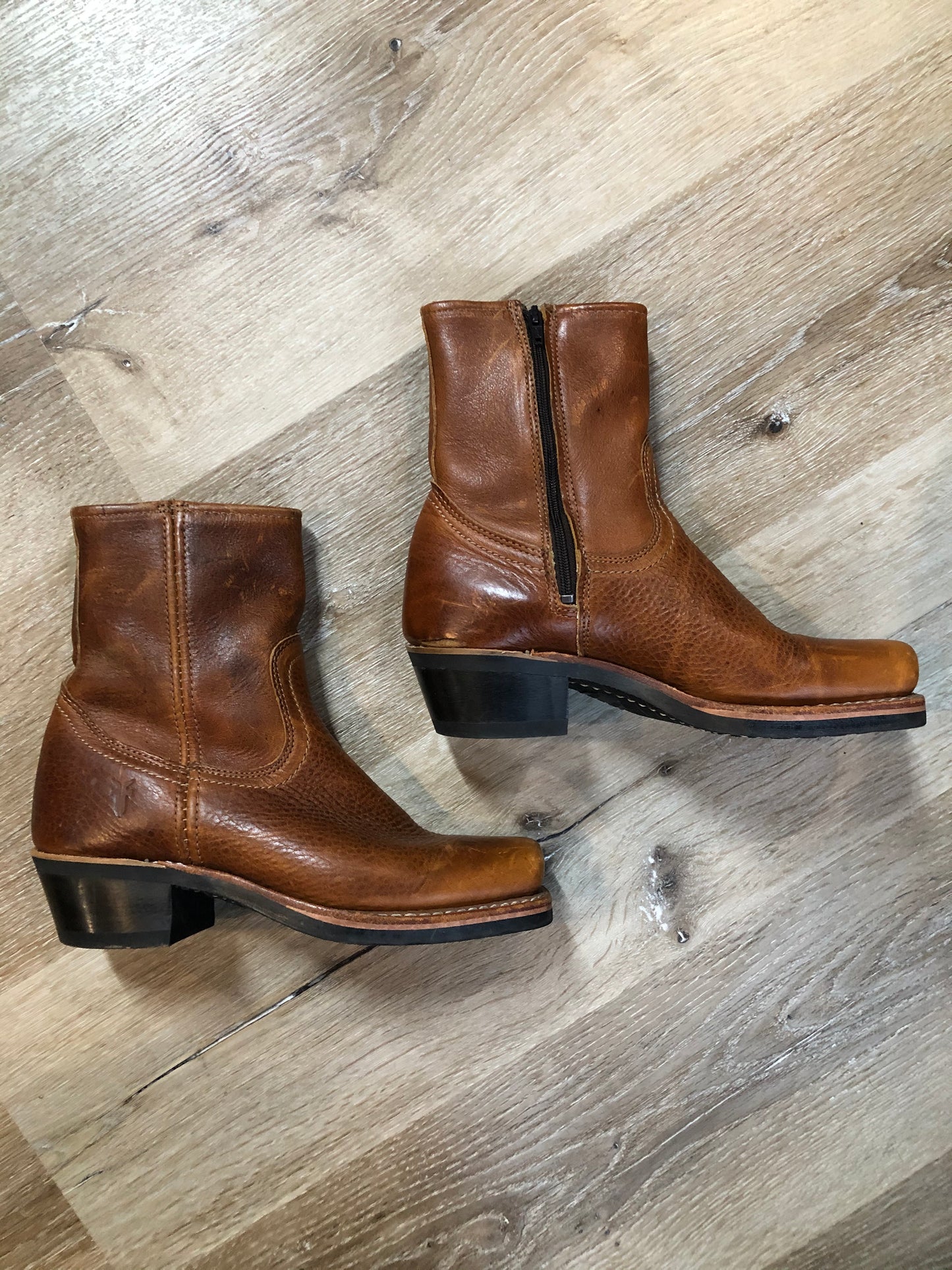 Kingspier Vintage - Frye caramel brown pebbled leather ankle boot with chisel toe and suede lining. Made in USA.
Size 6.5 women’s
