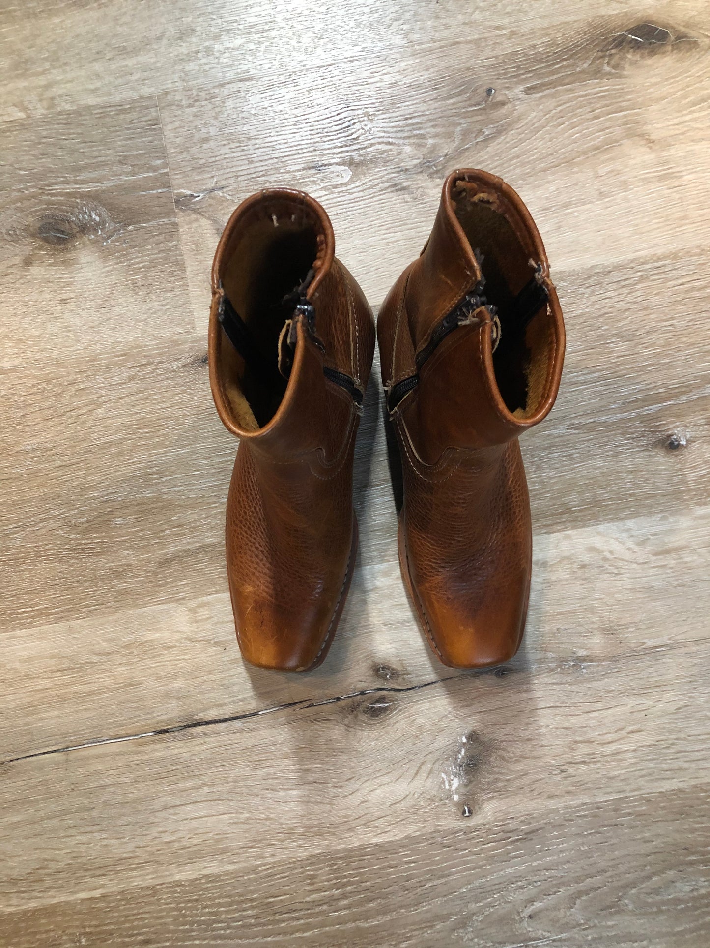 Kingspier Vintage - Frye caramel brown pebbled leather ankle boot with chisel toe and suede lining. Made in USA.
Size 6.5 women’s