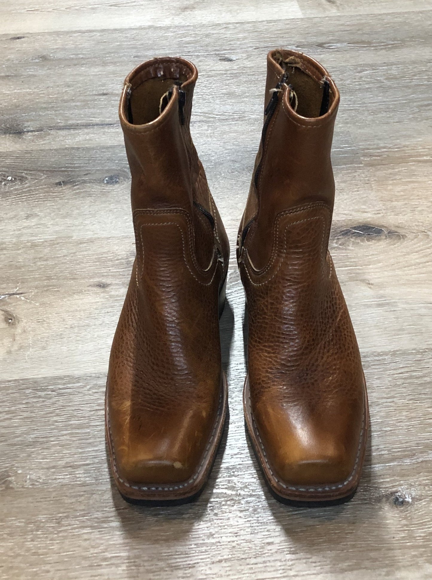 Kingspier Vintage - Frye caramel brown pebbled leather ankle boot with chisel toe and suede lining. Made in USA.
Size 6.5 women’s