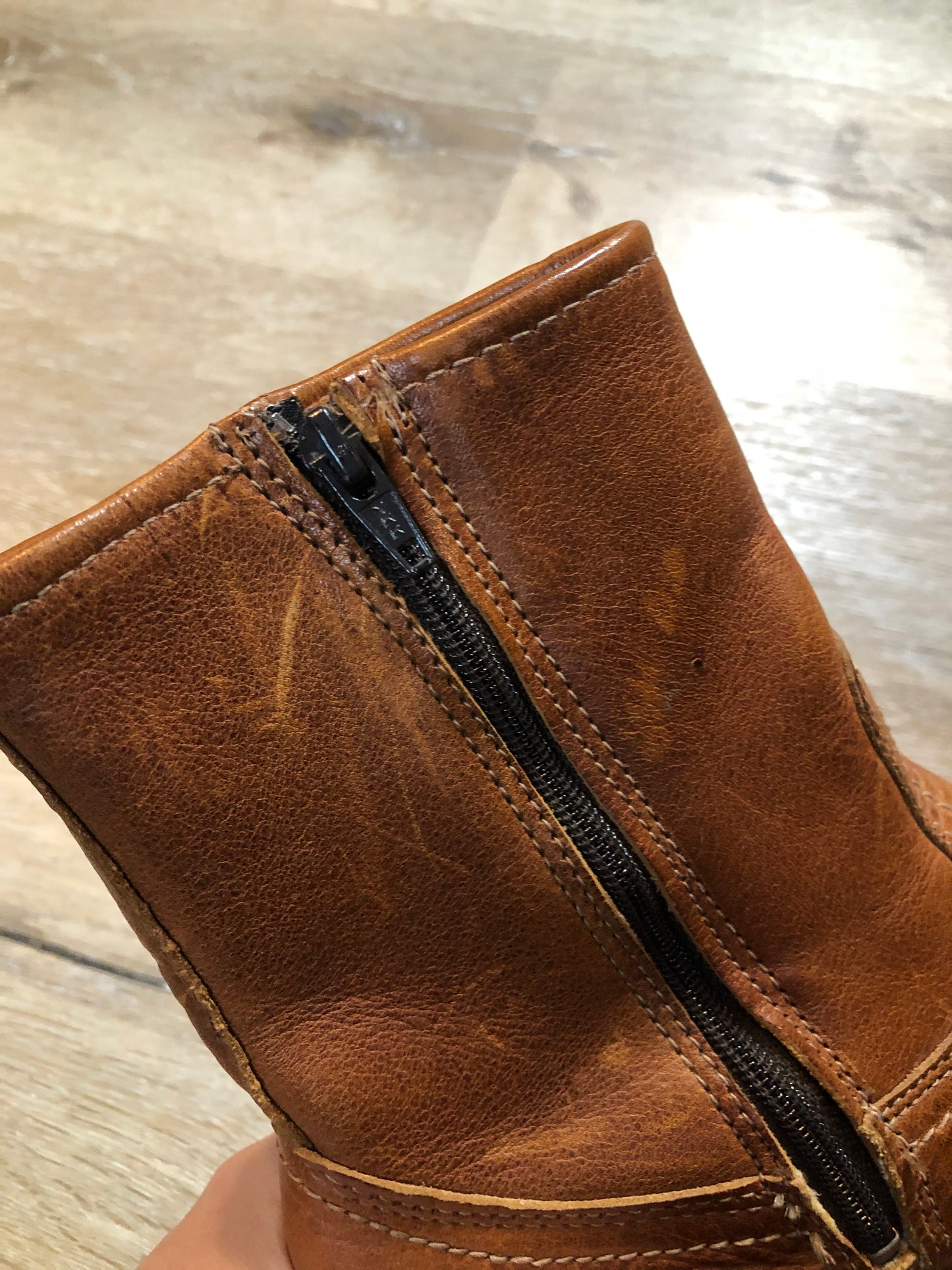 Kingspier Vintage - Frye caramel brown pebbled leather ankle boot with chisel toe and suede lining. Made in USA.
Size 6.5 women’s