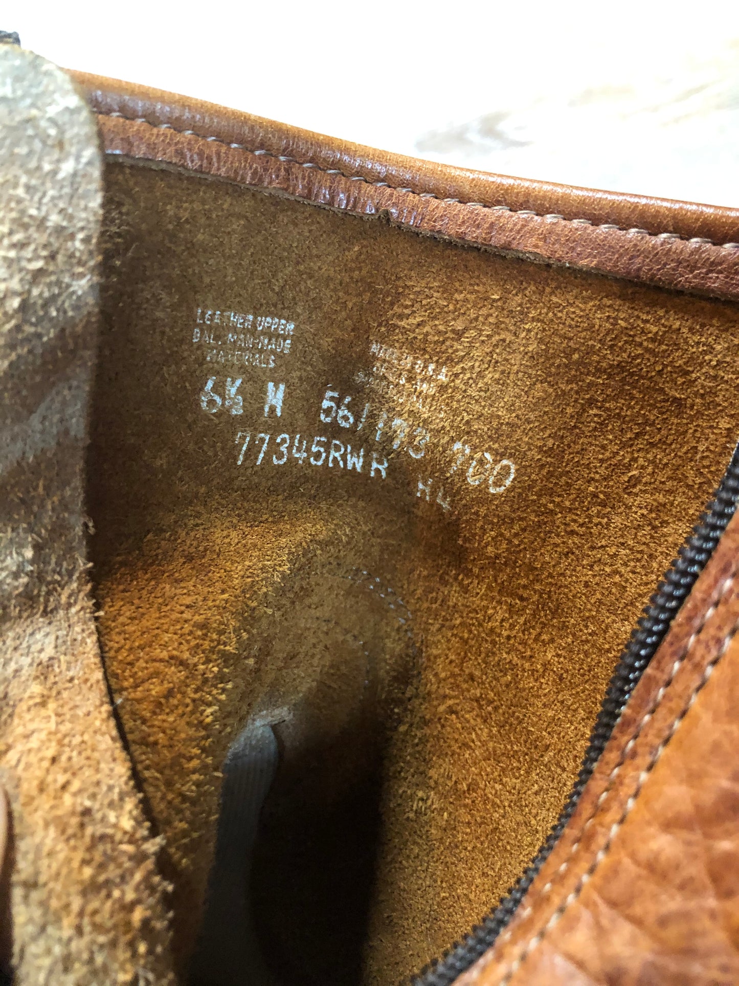 Kingspier Vintage - Frye caramel brown pebbled leather ankle boot with chisel toe and suede lining. Made in USA.
Size 6.5 women’s