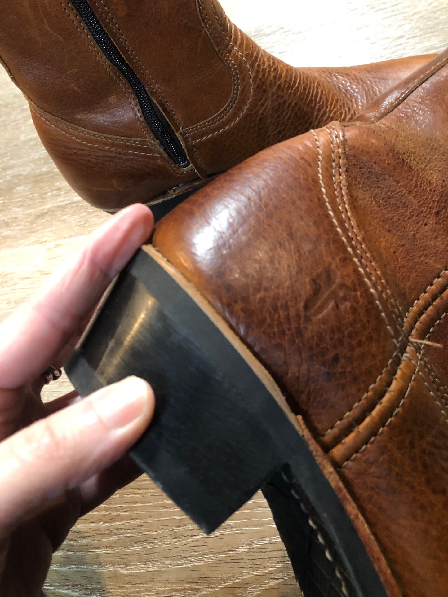 Kingspier Vintage - Frye caramel brown pebbled leather ankle boot with chisel toe and suede lining. Made in USA.
Size 6.5 women’s