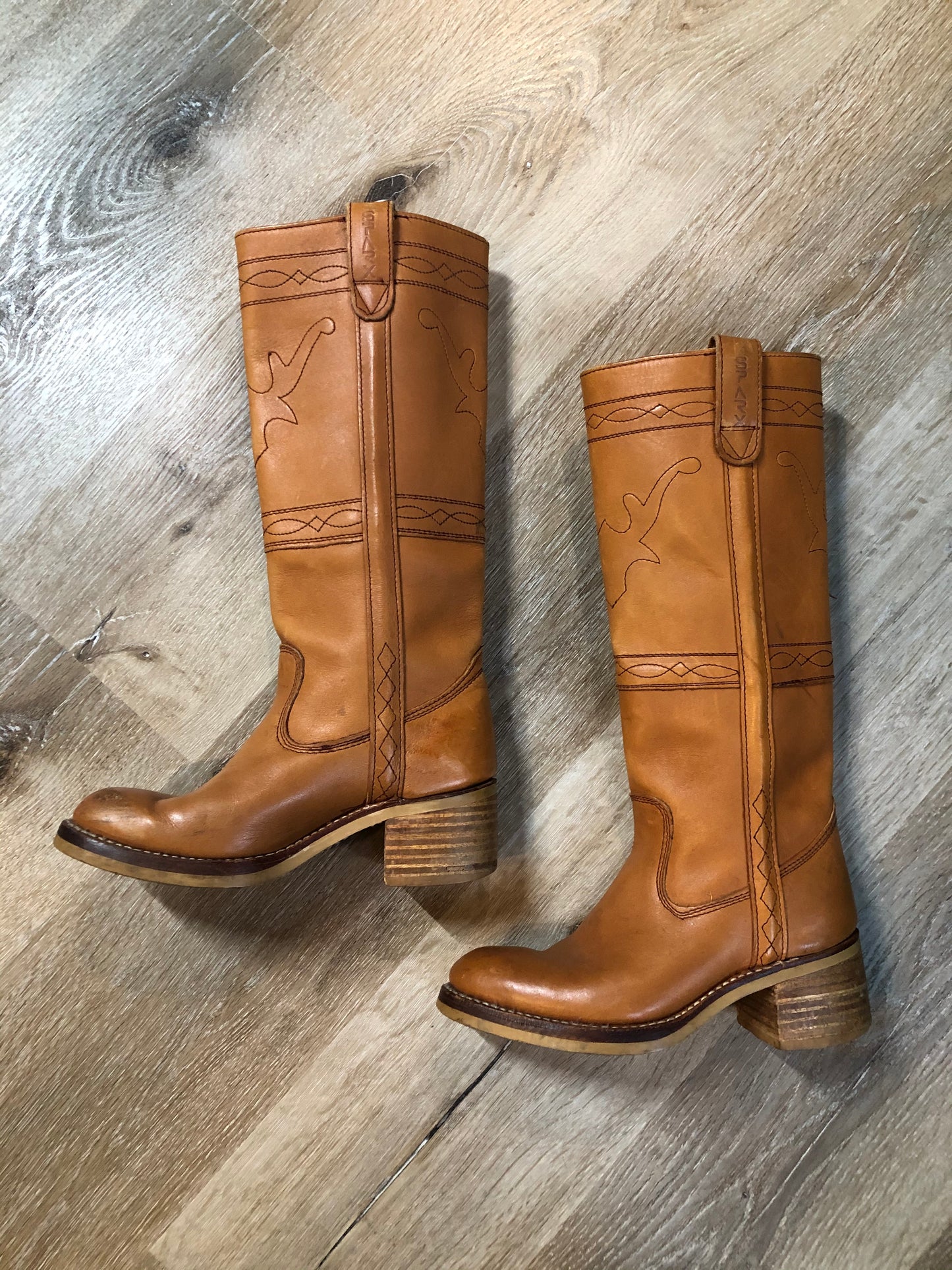 Kingspier Vintage - "Sparx tall pull on leather boot in tan with decorative deer shape stitching, suede lining and a leather sole.
Size women’s 6
"