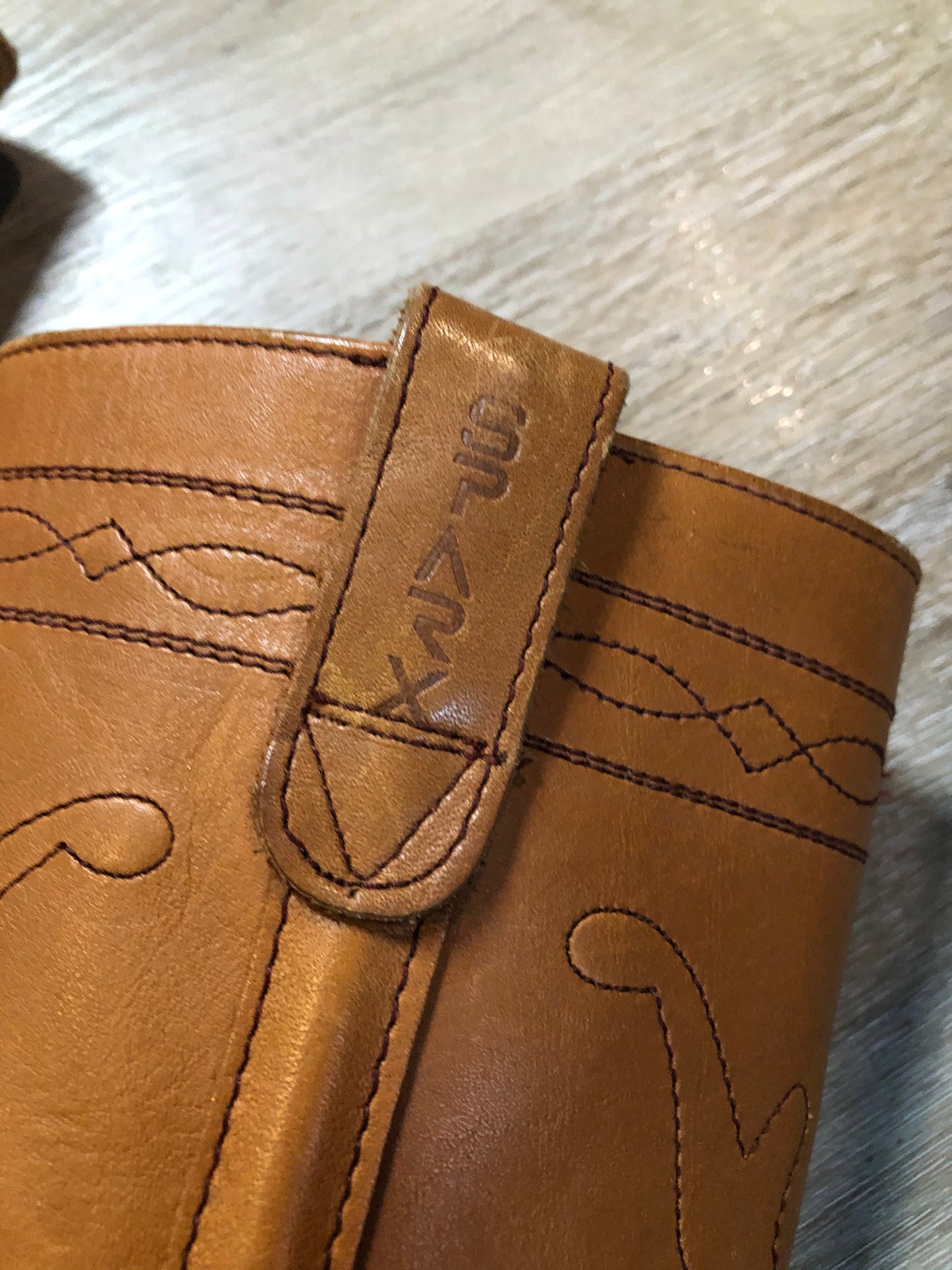 Kingspier Vintage - Sparx tall pull on leather boot in tan with decorative deer shape stitching, suede lining and a leather sole.
Size women’s 6