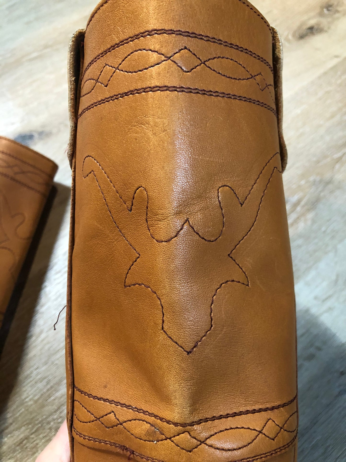 Kingspier Vintage - Sparx tall pull on leather boot in tan with decorative deer shape stitching, suede lining and a leather sole.
Size women’s 6